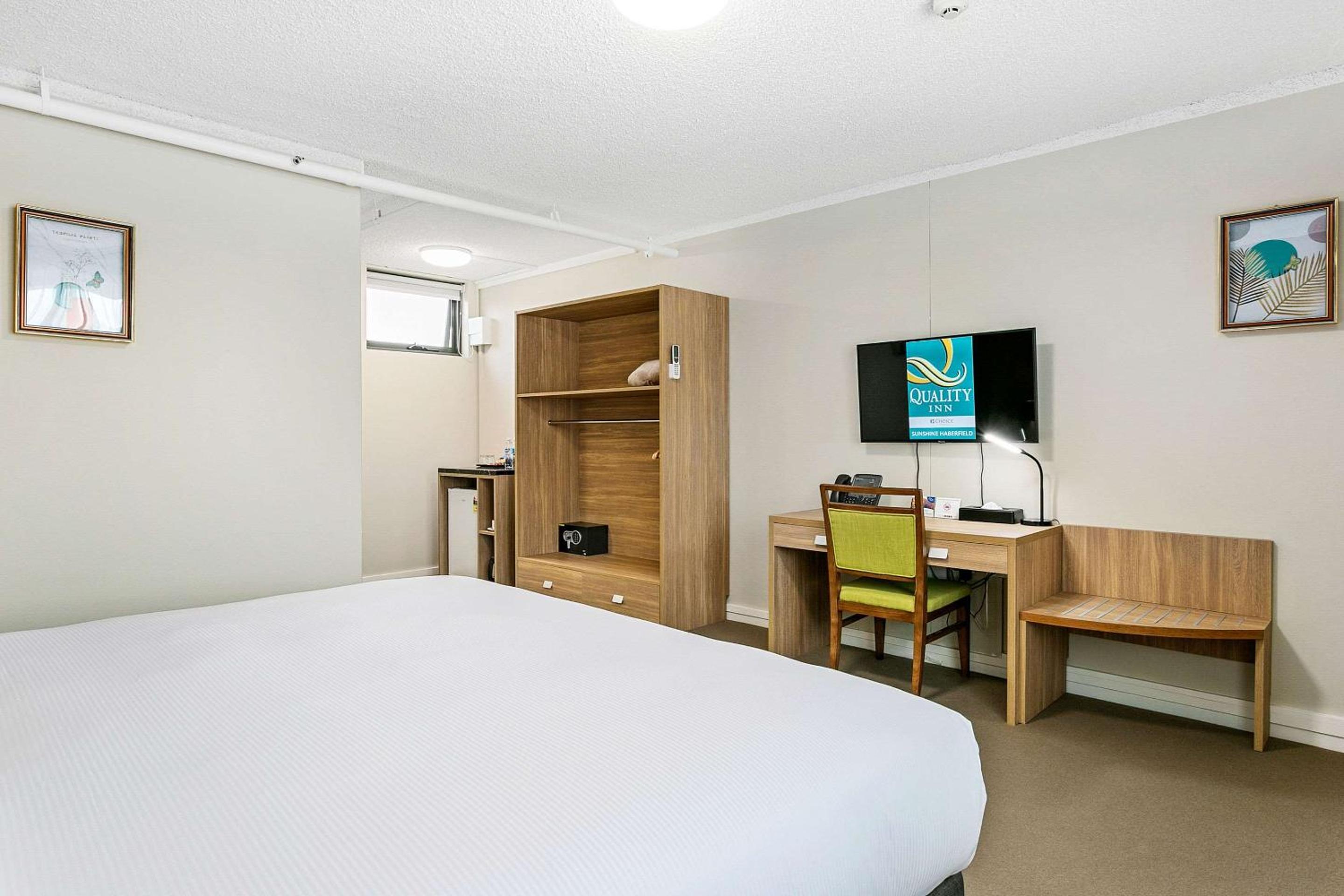 Superior King Room thumbnail 6