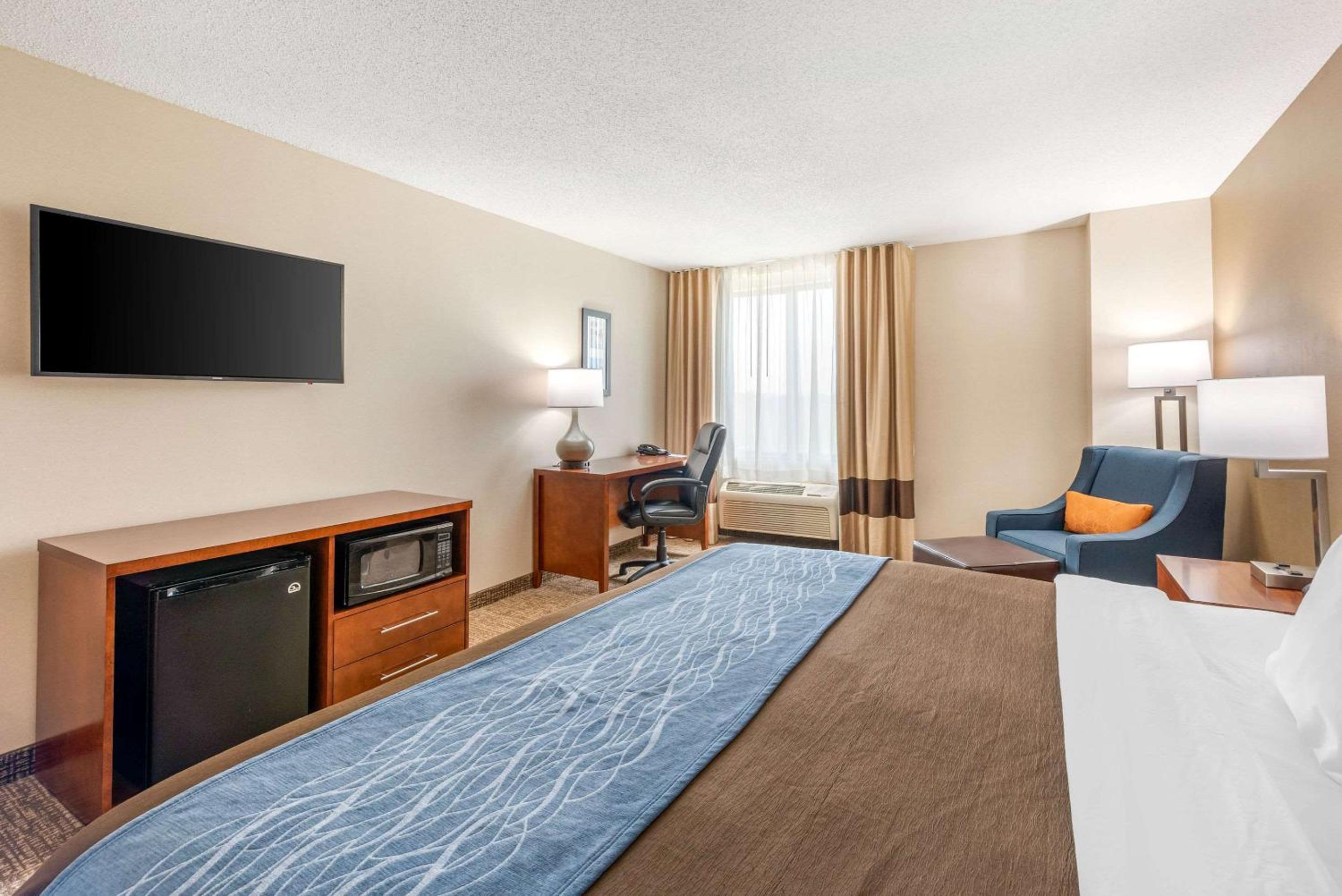 Deluxe King Suite with Living Room - Non Smoking - Photo 1