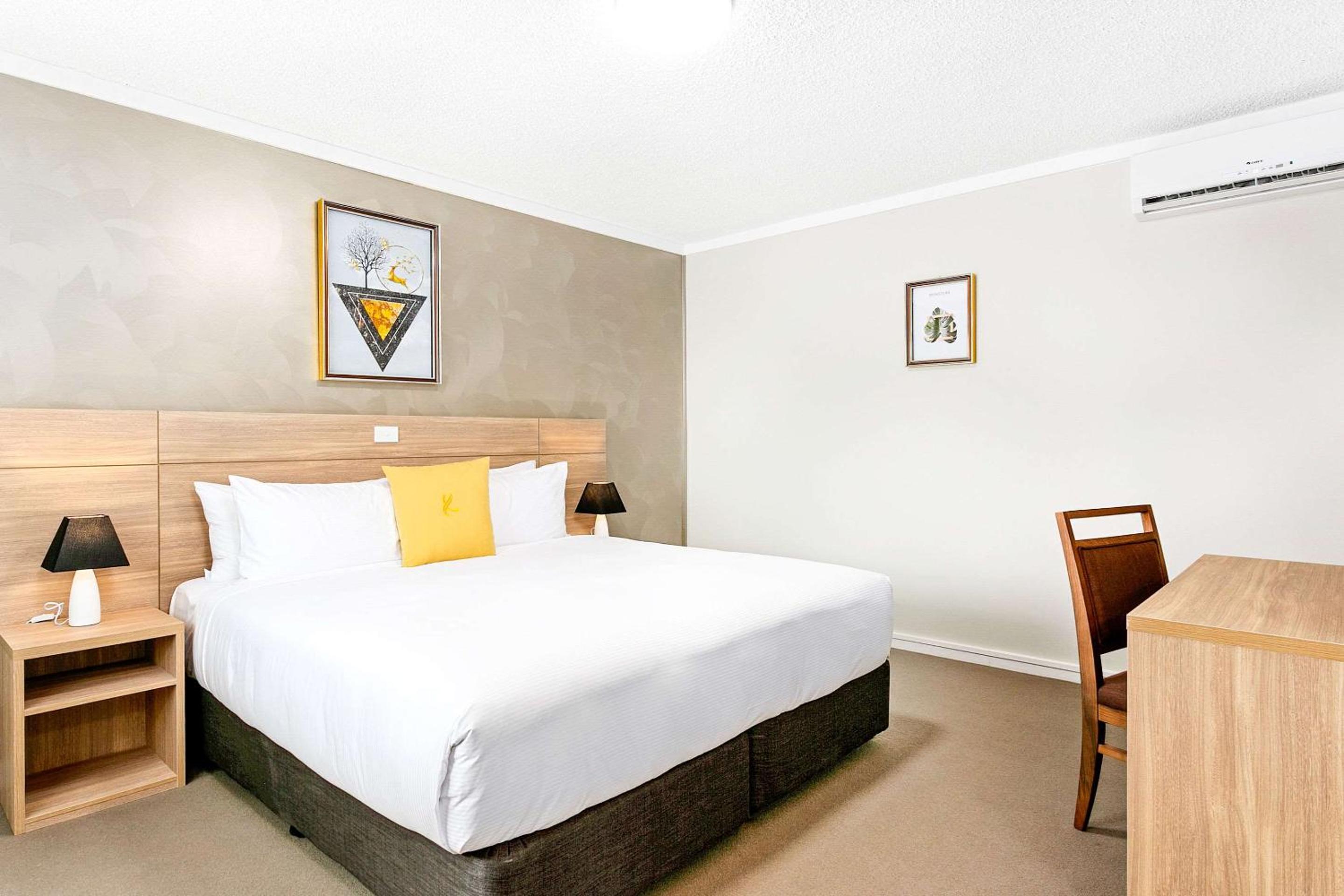 Superior King Room thumbnail 5
