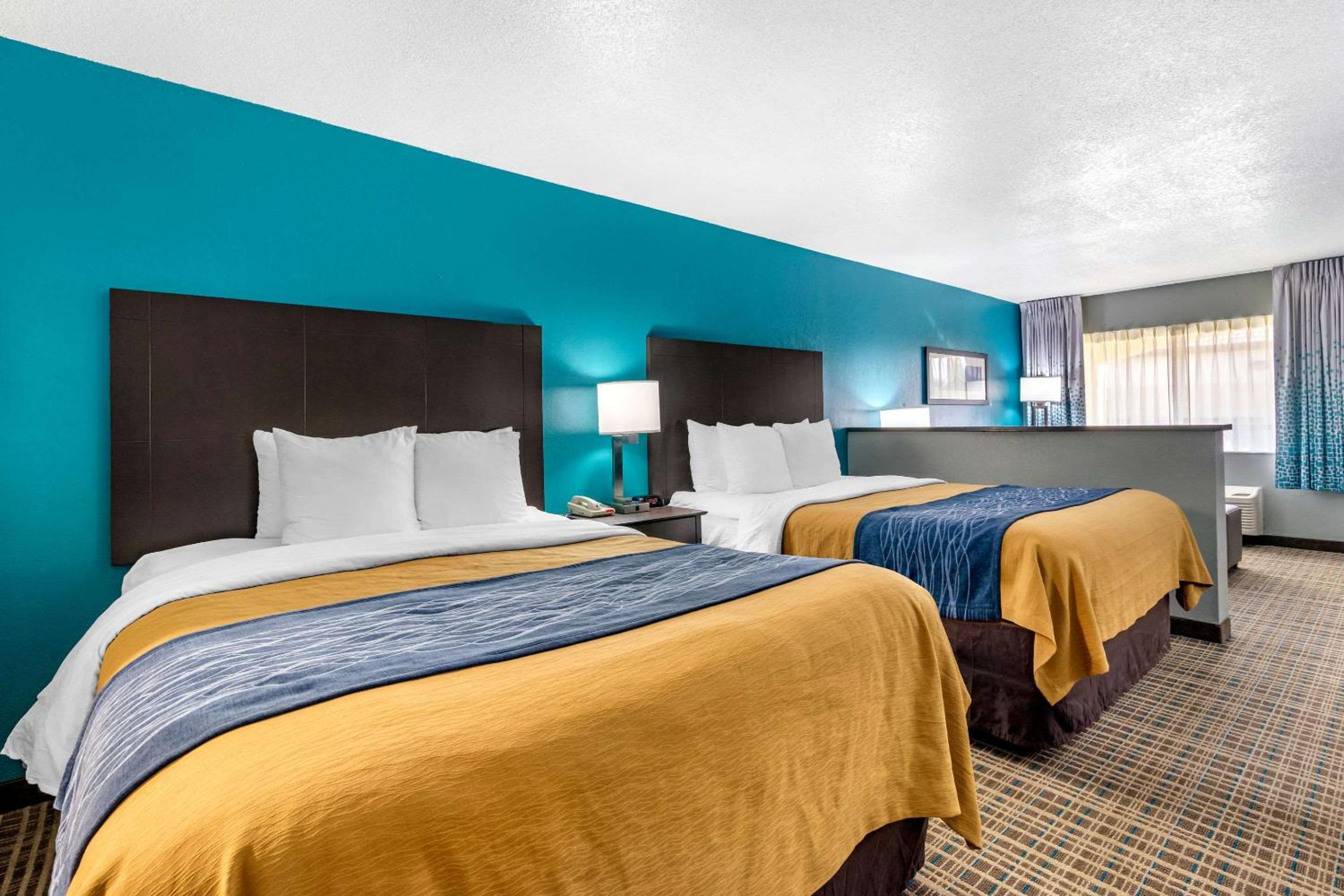 Queen Suite with Two Queen Beds and Sofa Bed - Photo 8