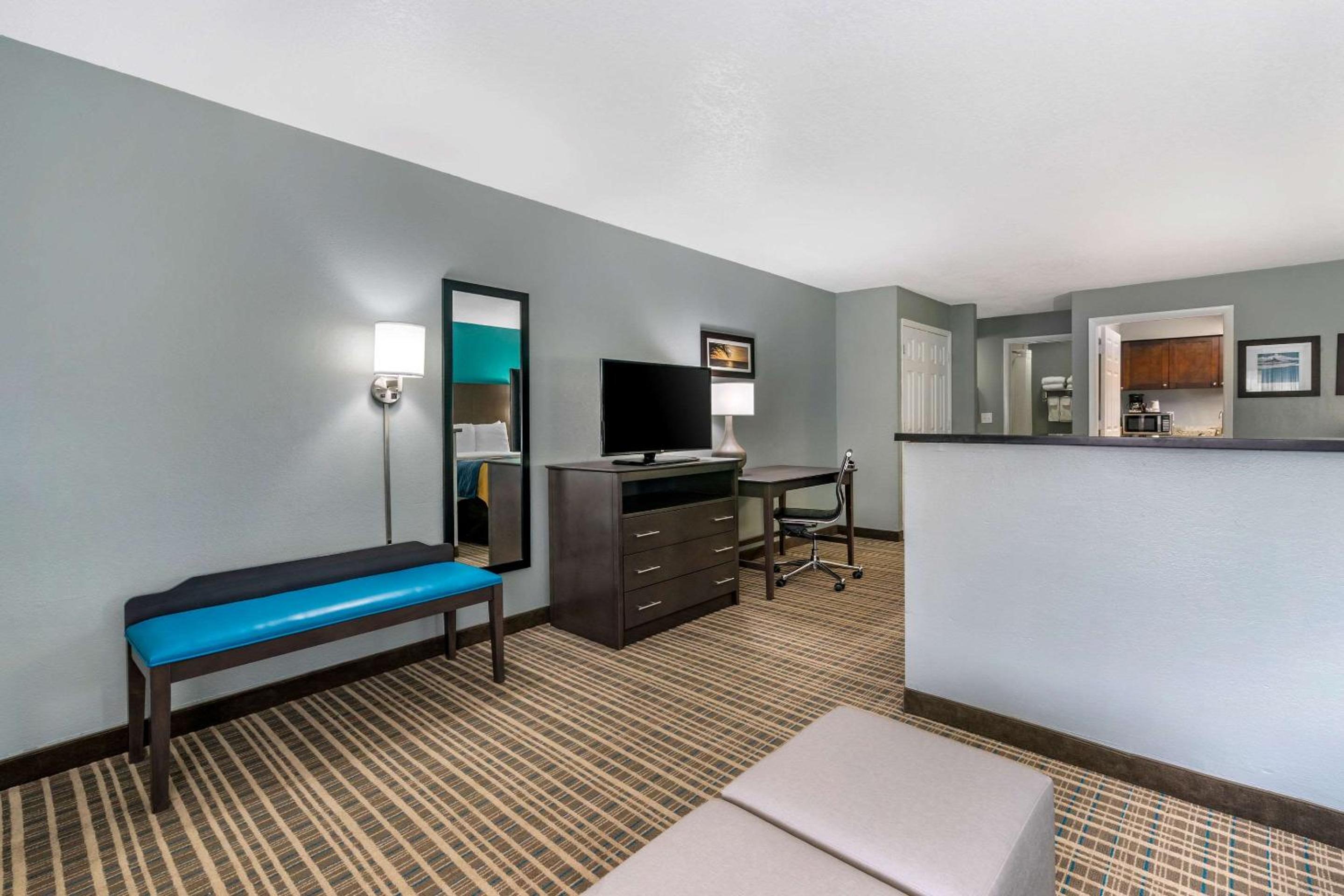 Queen Suite with Two Queen Beds and Sofa Bed - Photo 7