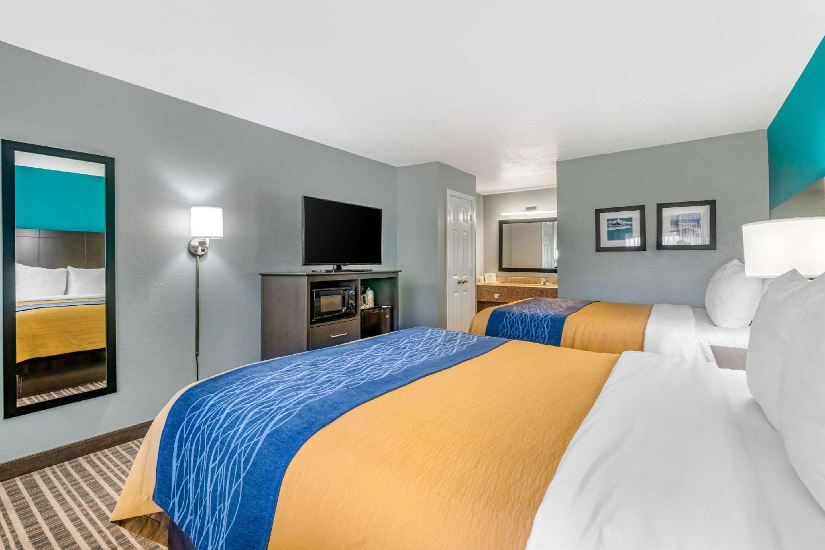 Queen Room with Two Queen Beds - Non-Smoking - Photo 4