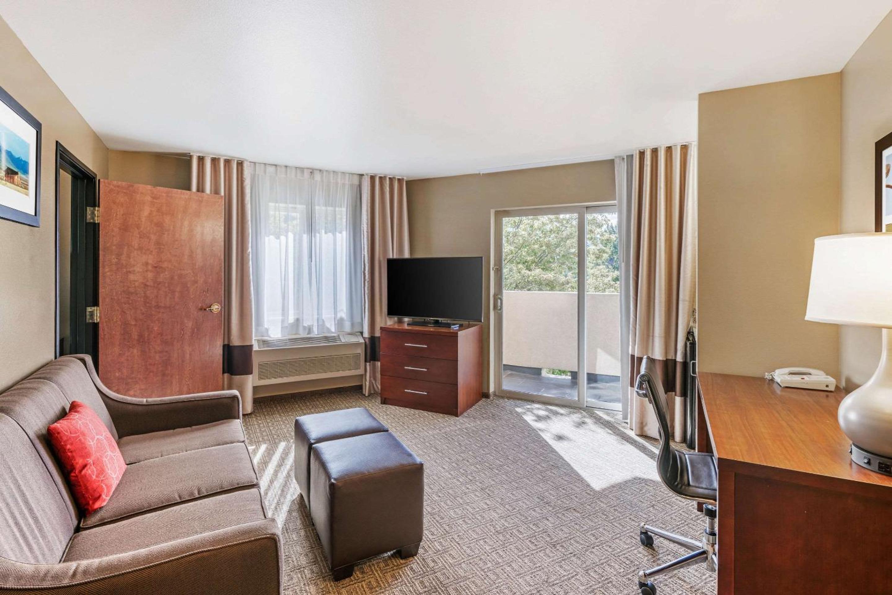 King Suite - Non-Smoking - Photo 2