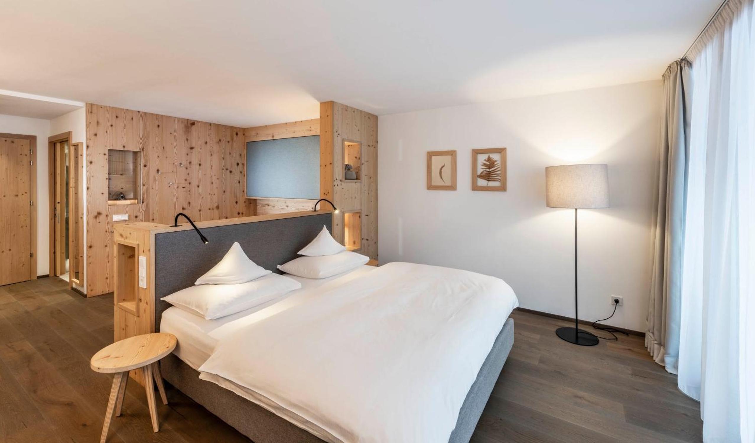 Deluxe Double Room with Balcony photo 2