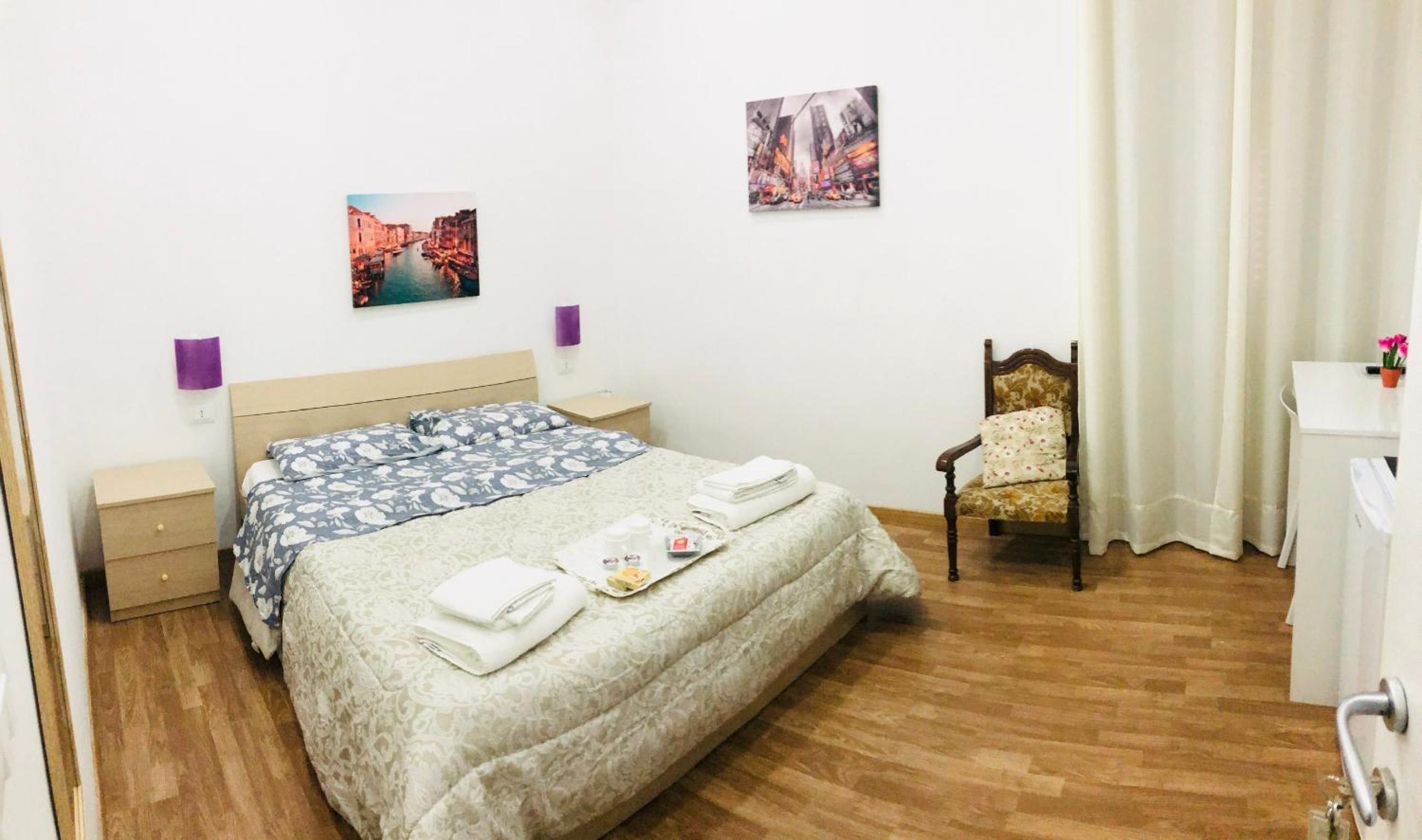 Double Room with Private External Bathroom - Photo 1