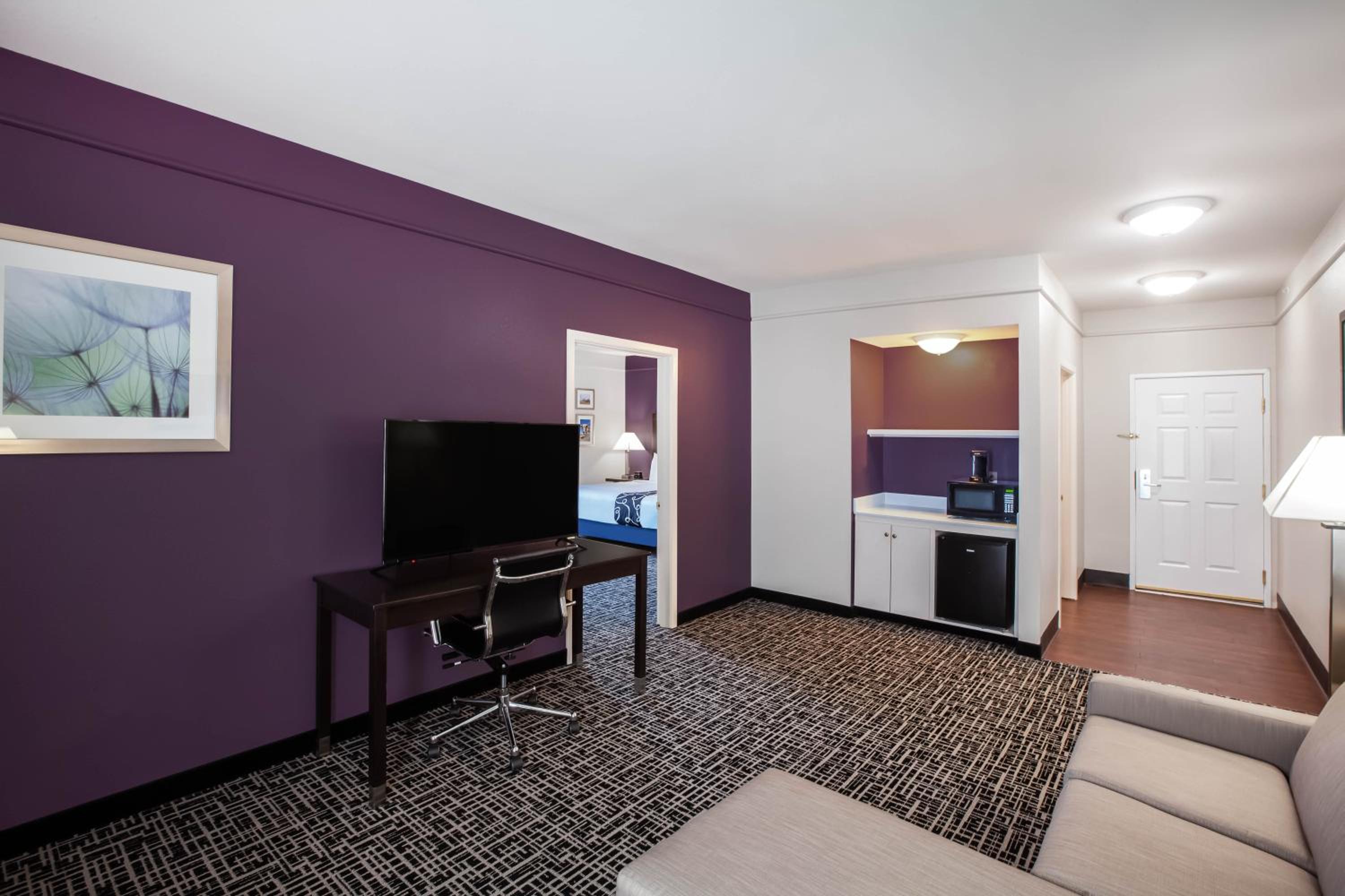 King Family Suite with Bathtub - Mobility Accessible/Non-Smoking - Photo 1