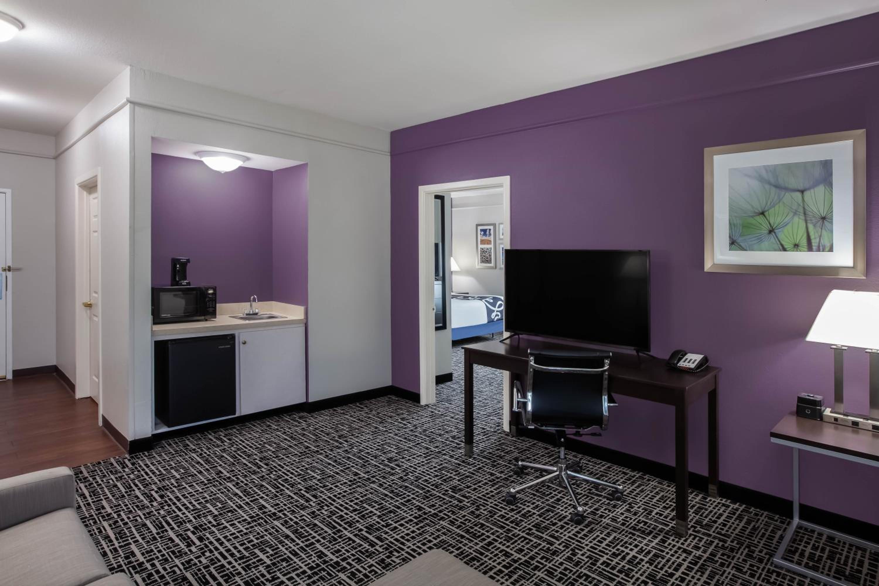 King Family Suite with Bathtub - Mobility Accessible/Non-Smoking - Photo 3