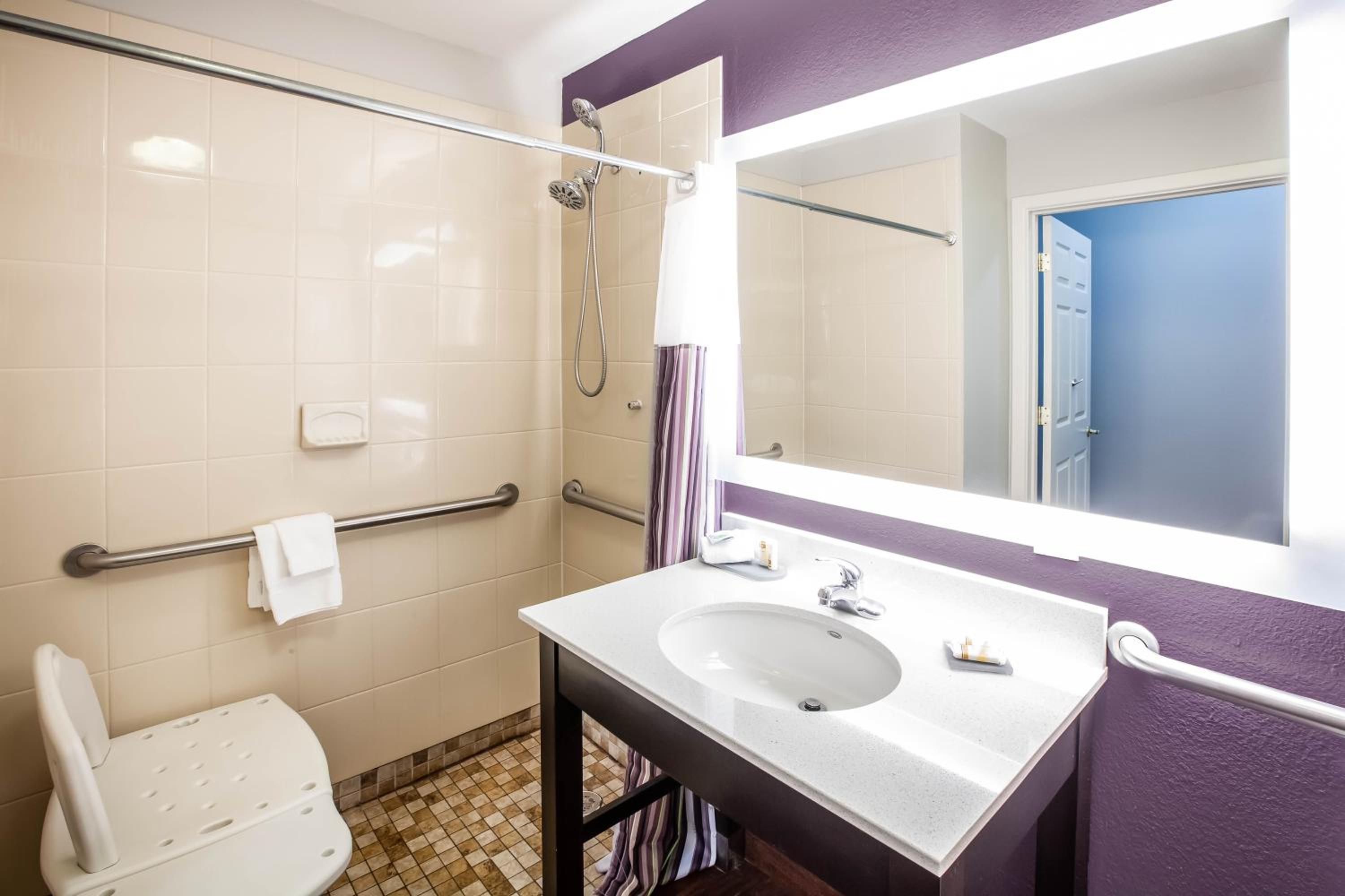 Double Room with Roll-In Shower - Mobility/Hearing Accessible - Non-Smoking - Photo 2
