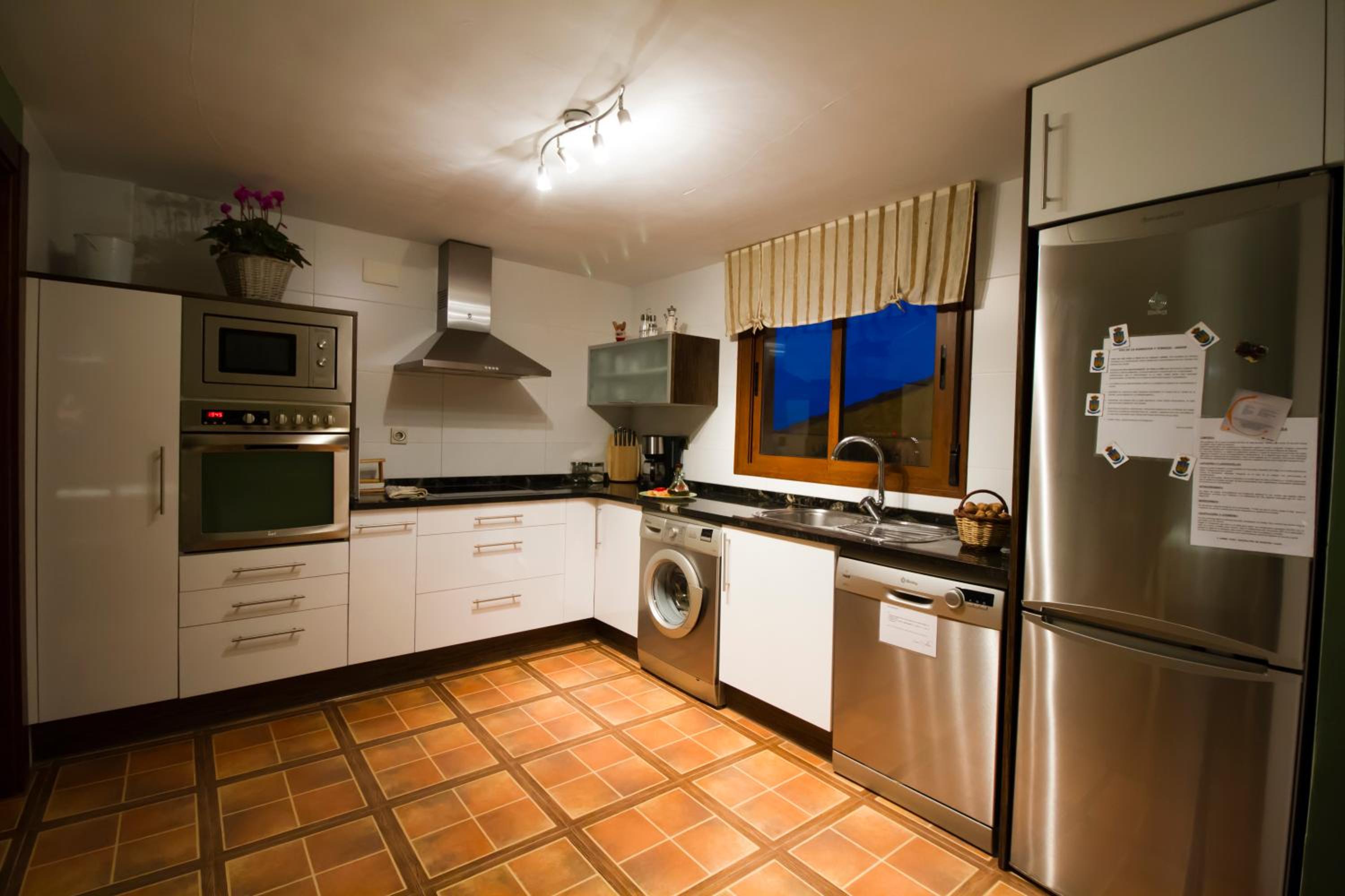Six-Bedroom House photo 2
