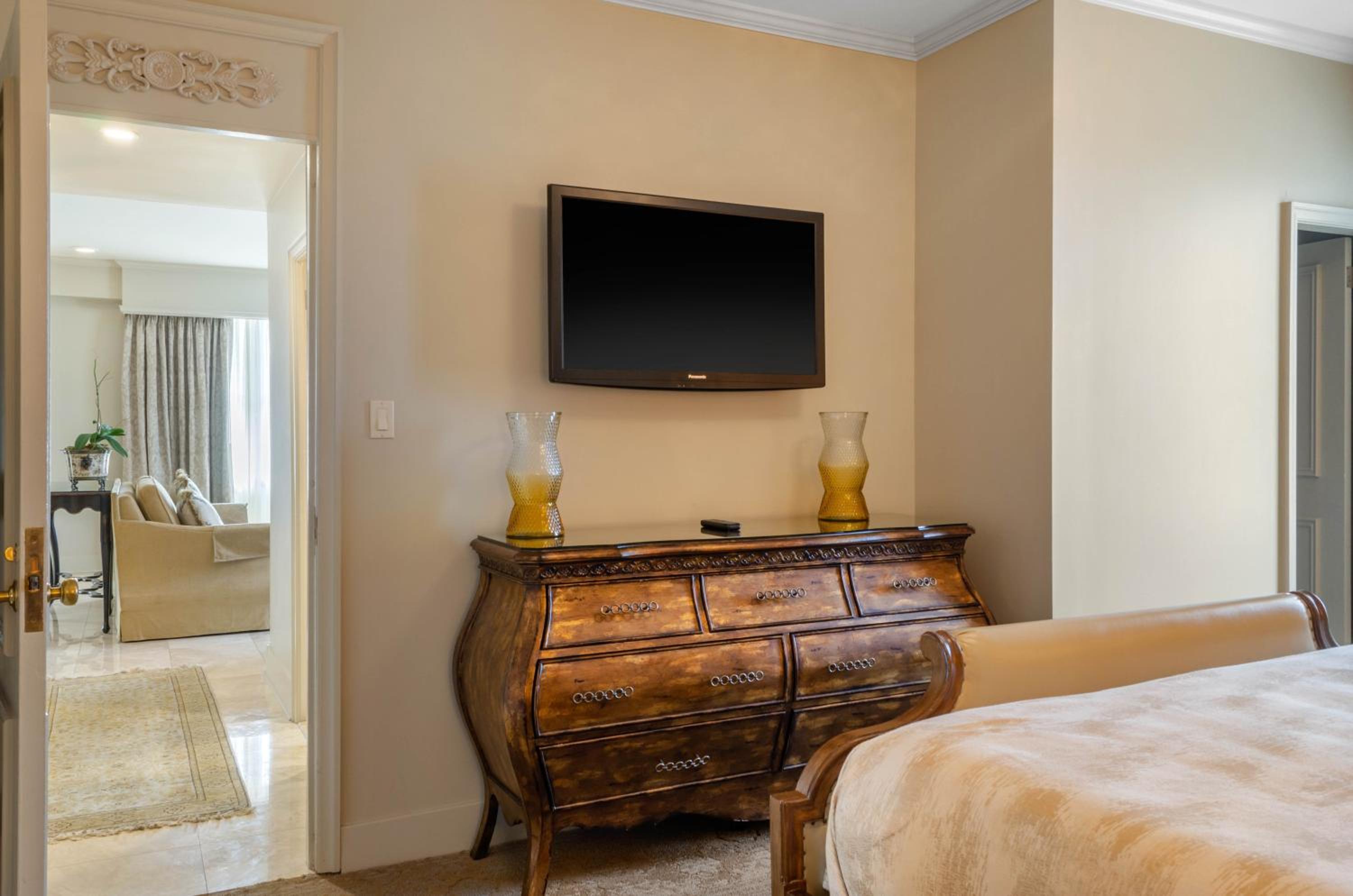 Luxury Royal Suite - 1 King Bed - Photo 10