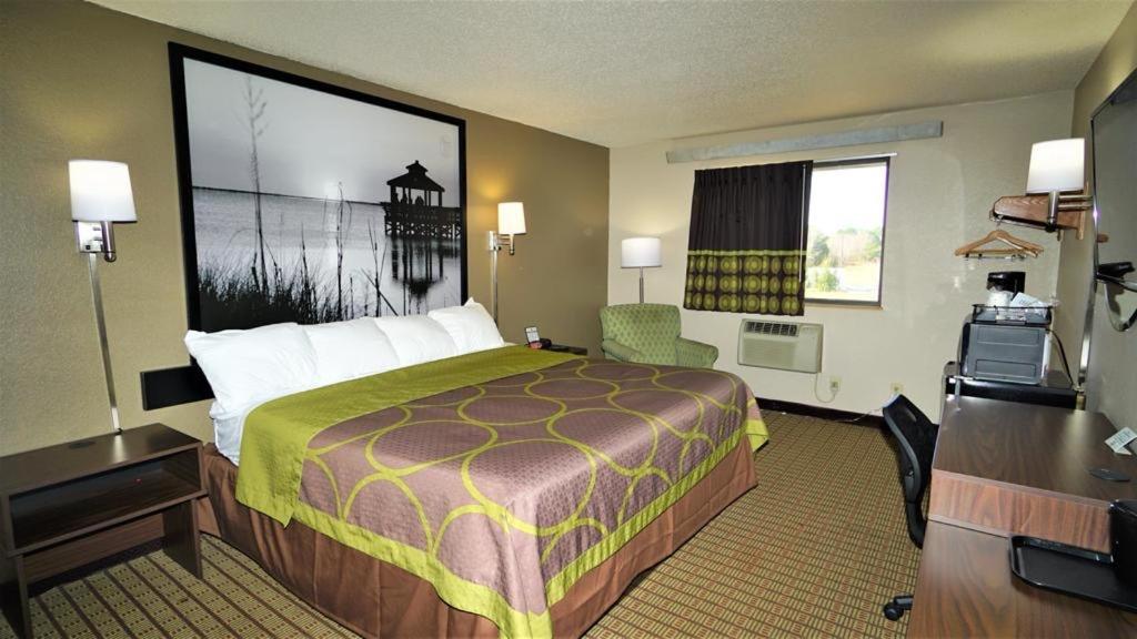 King Room - Non-Smoking - Photo 1