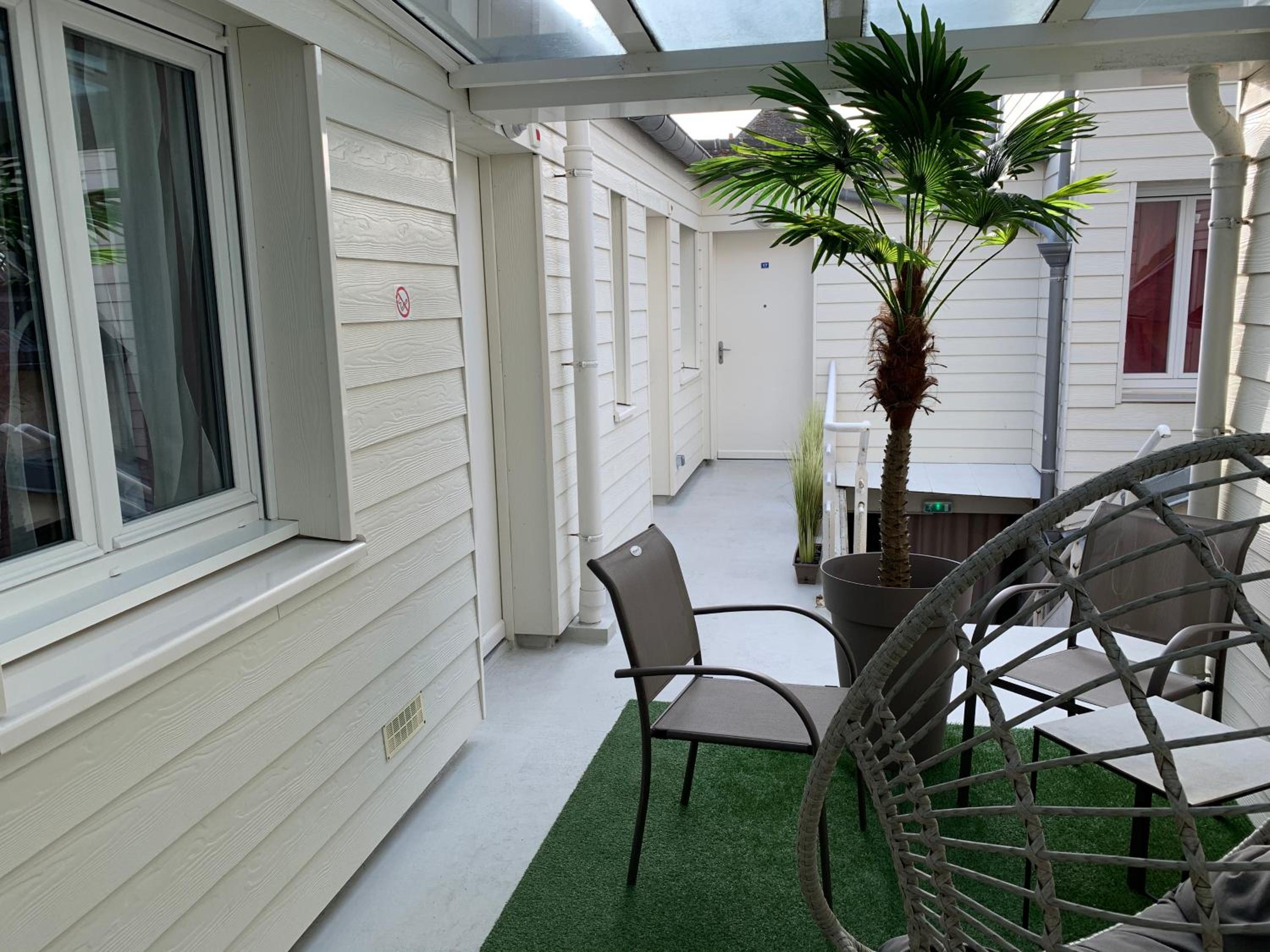 Double Room with Patio - Photo 8