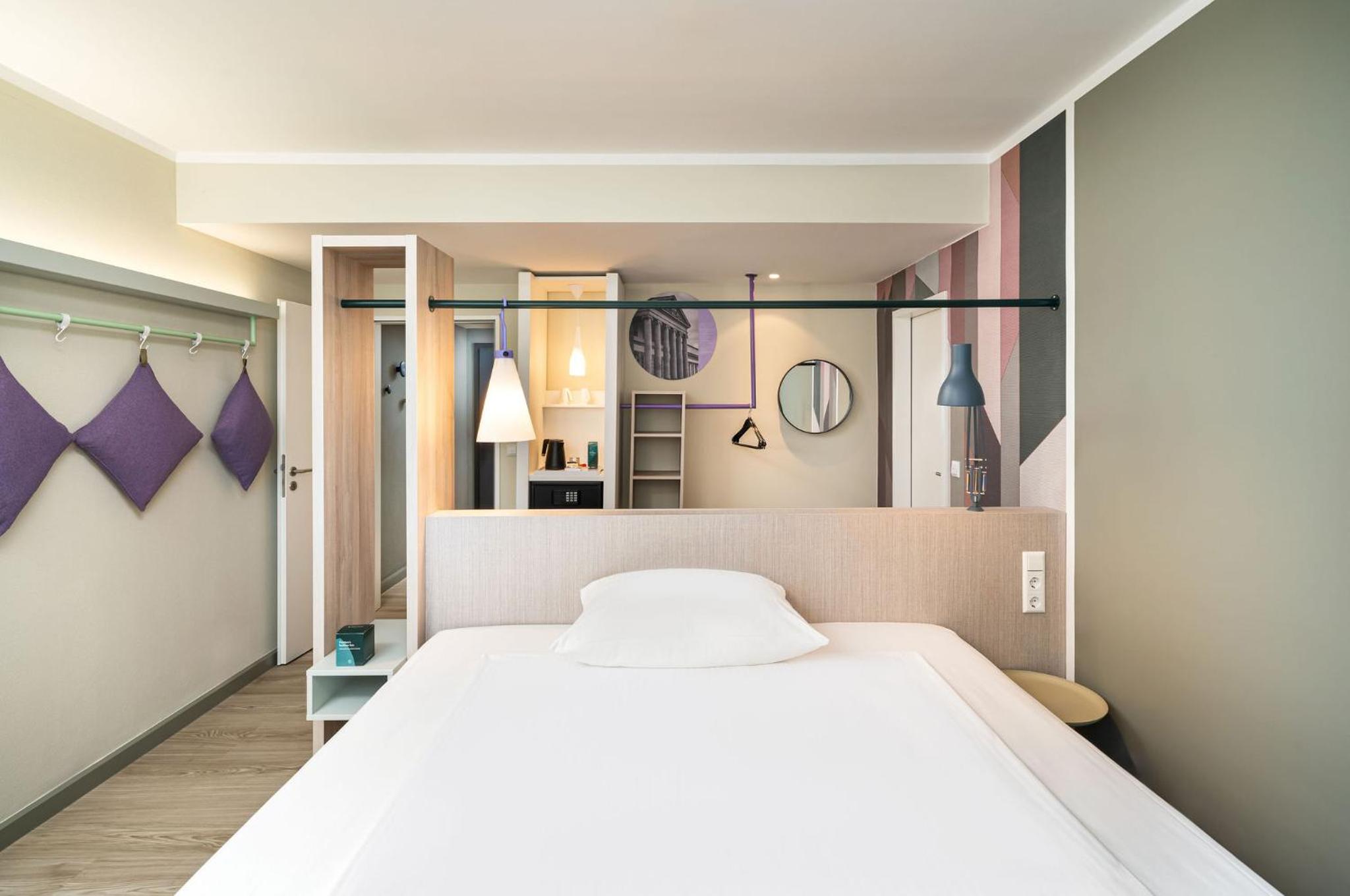 Standard Queen Room
