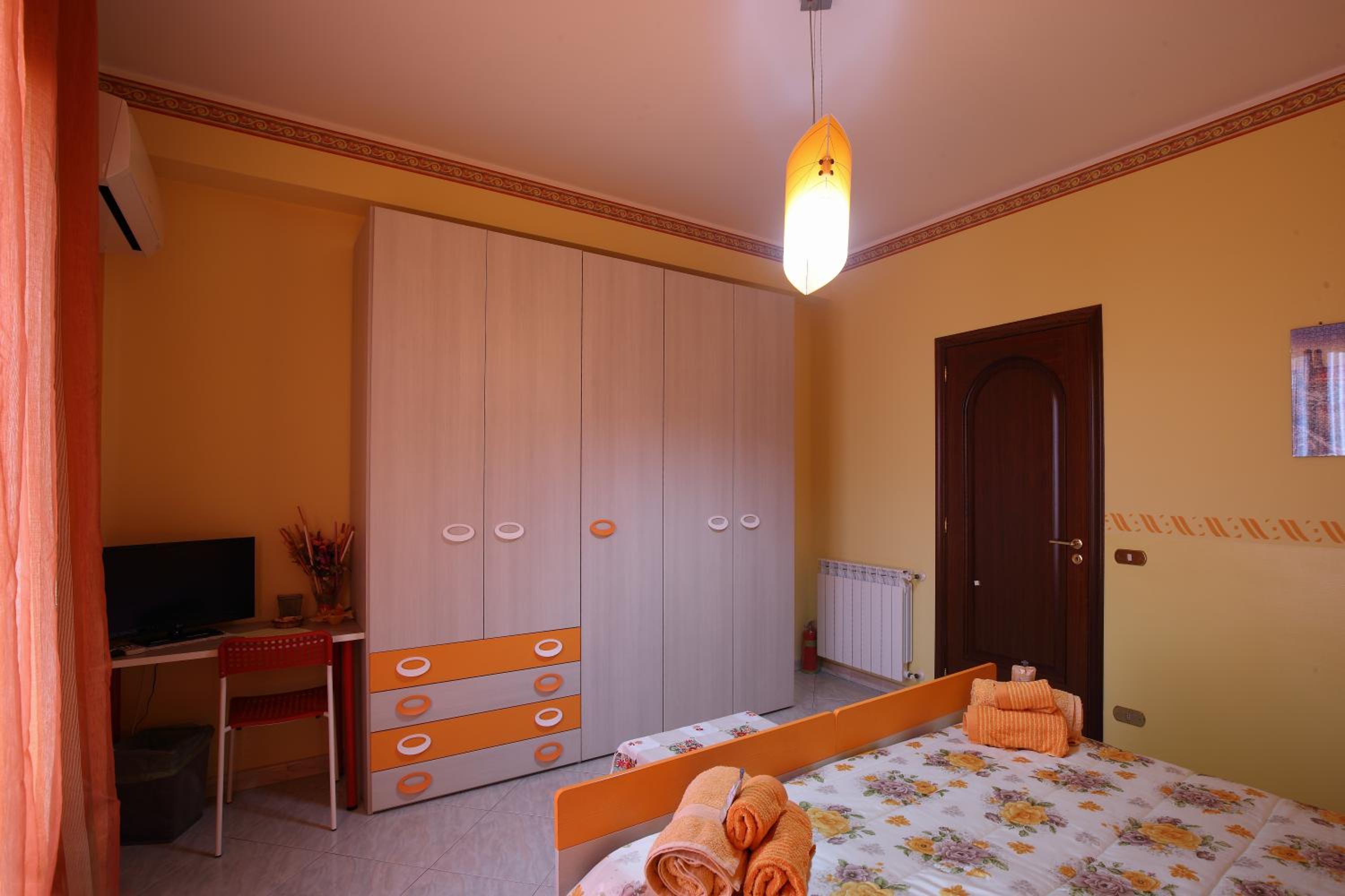 Large Double Room - Photo 10