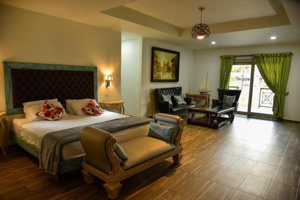 Deluxe Suite with Spa Bath photo 1
