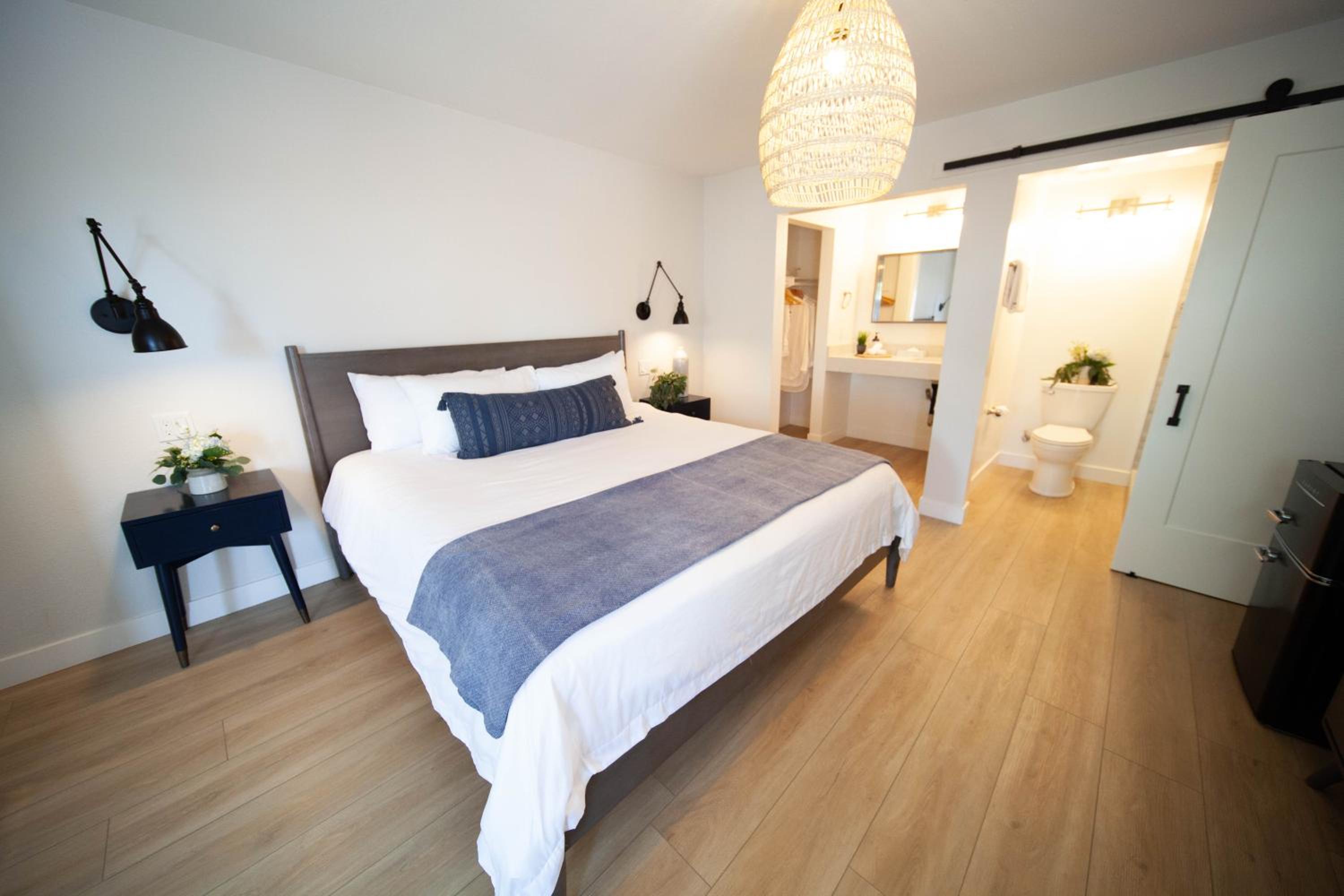 Coastal King Room photo 3