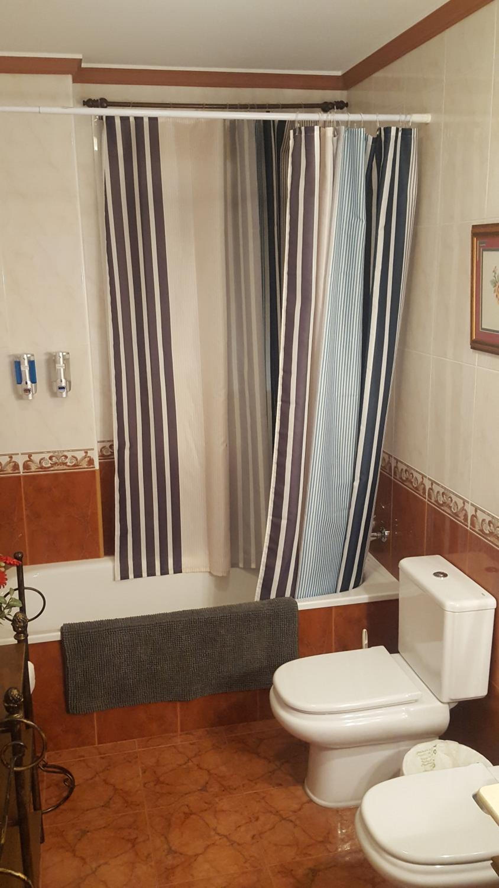 Family Room With Shared Bathroom photo 3