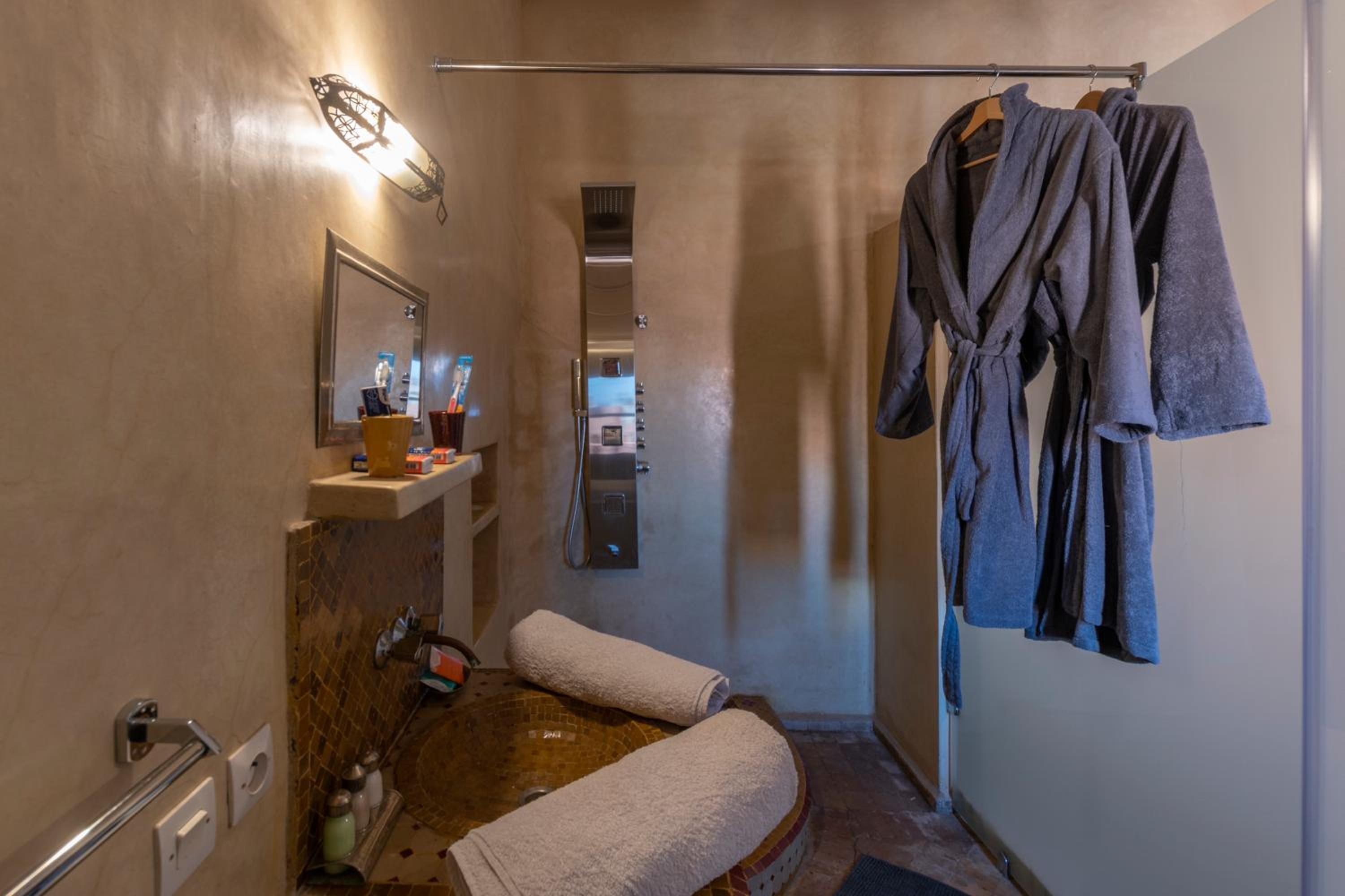 Deluxe Room - Photo 5