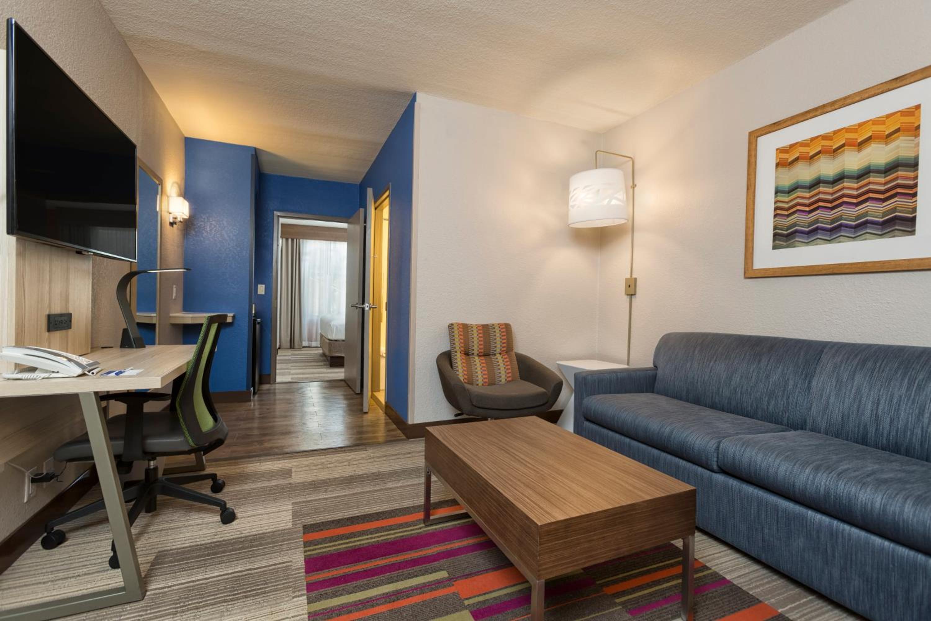 One-Bedroom King Suite - Photo 6