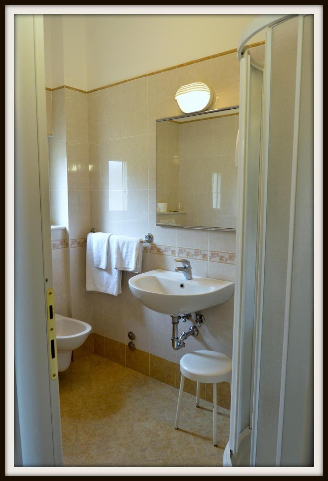 Double Room - Photo 5