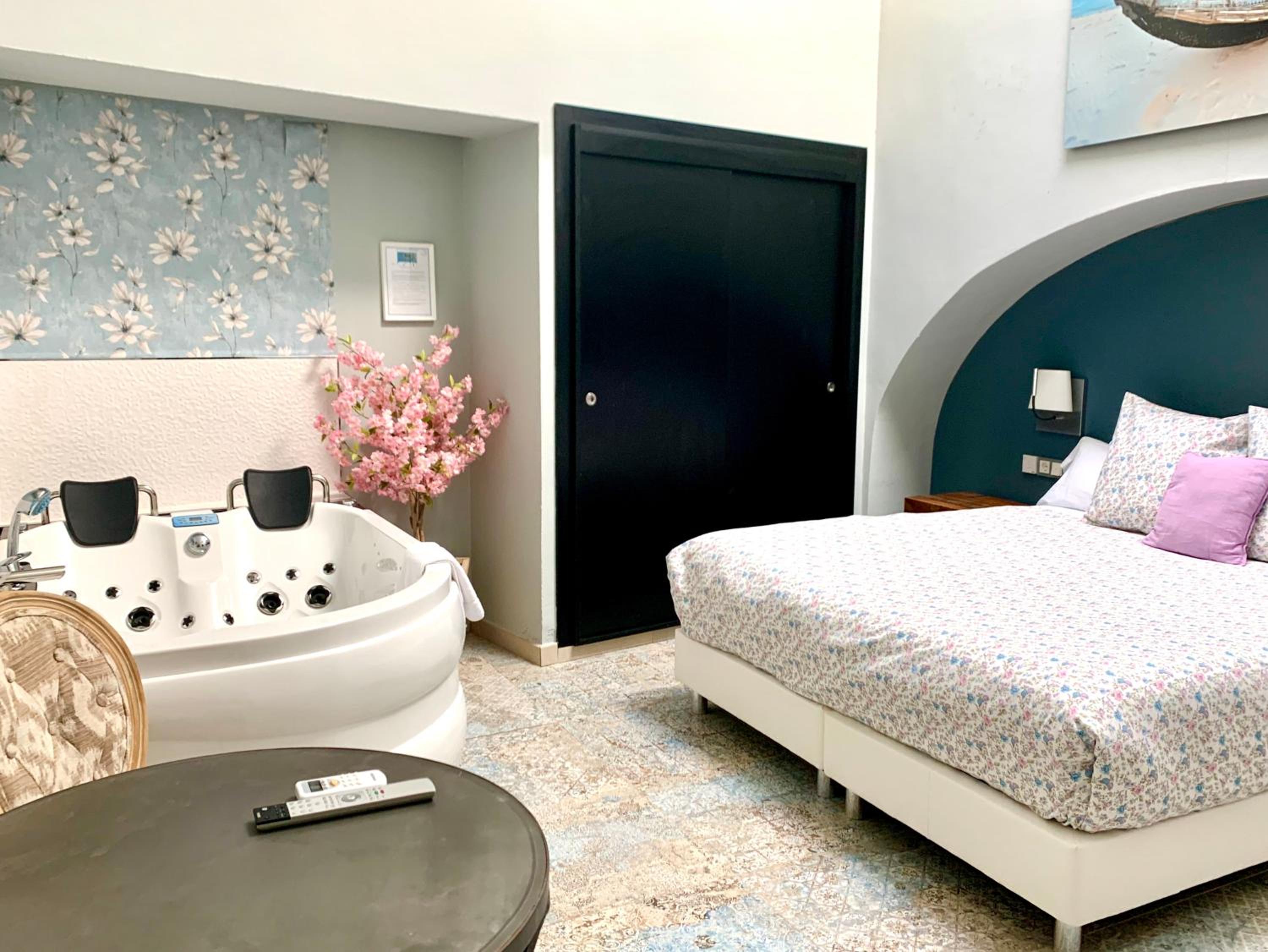 Suite con Jacuzzi Suite con Jacuzzi