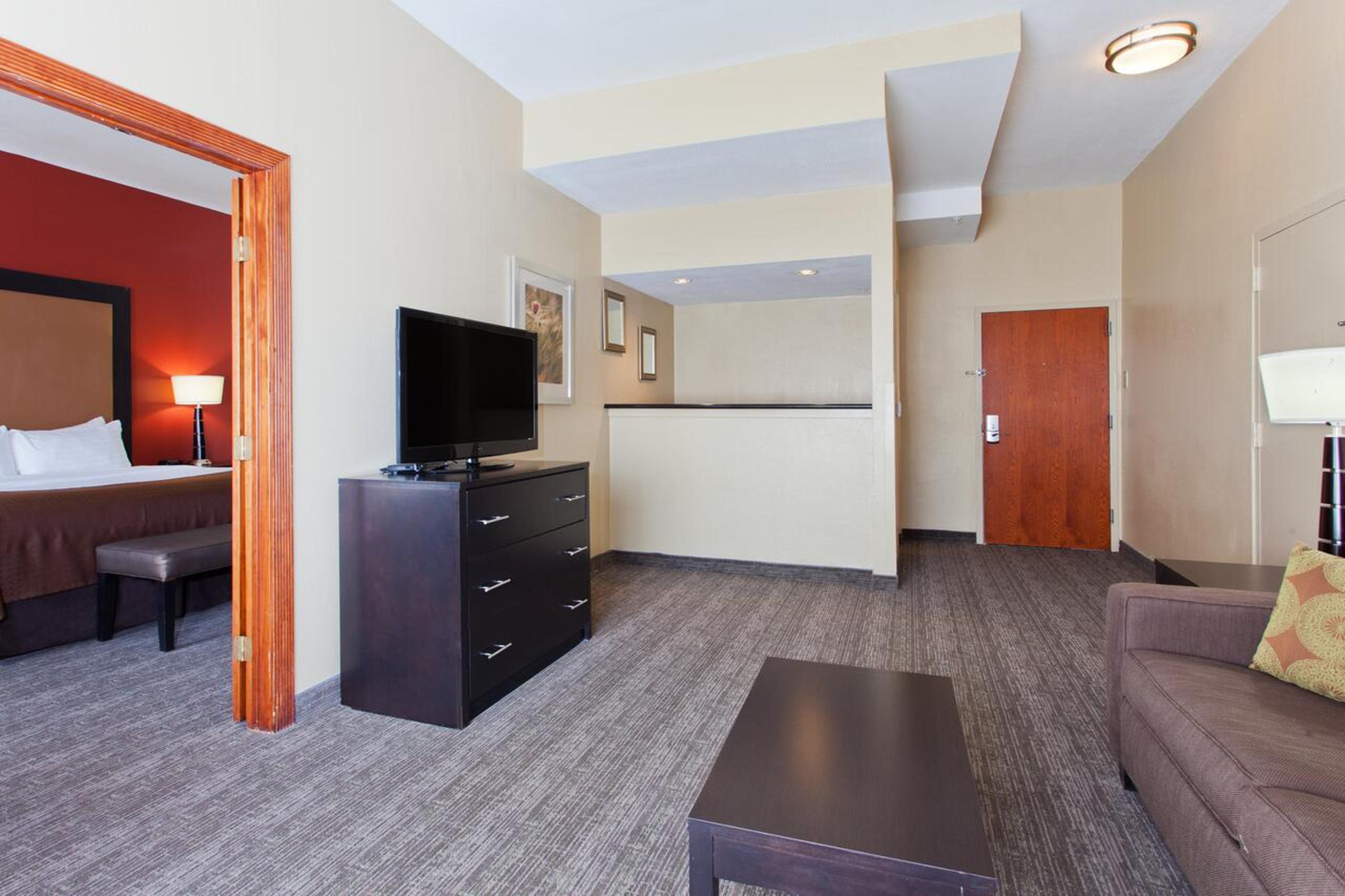 One-Bedroom King Suite - Photo 3