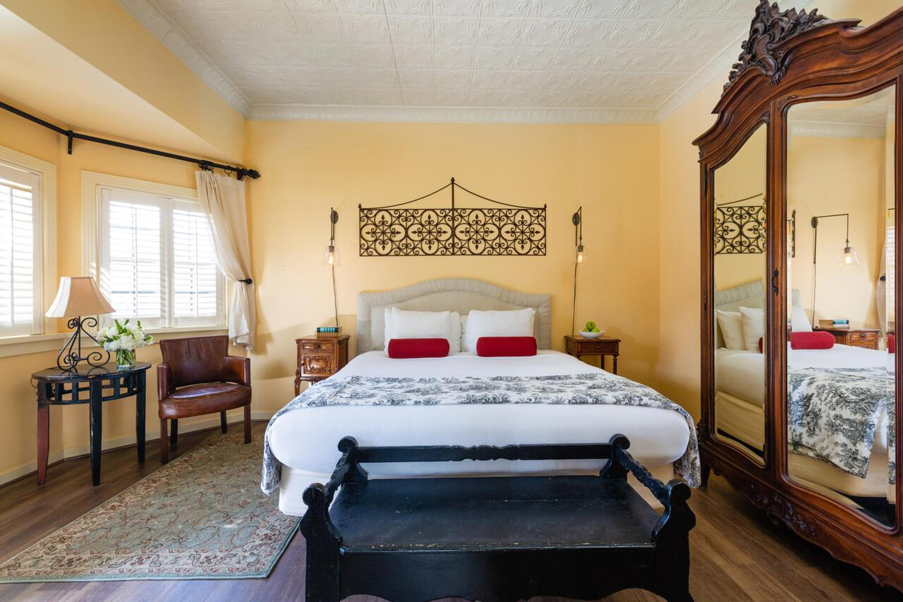 Carriage House King with Fireplace photo 2