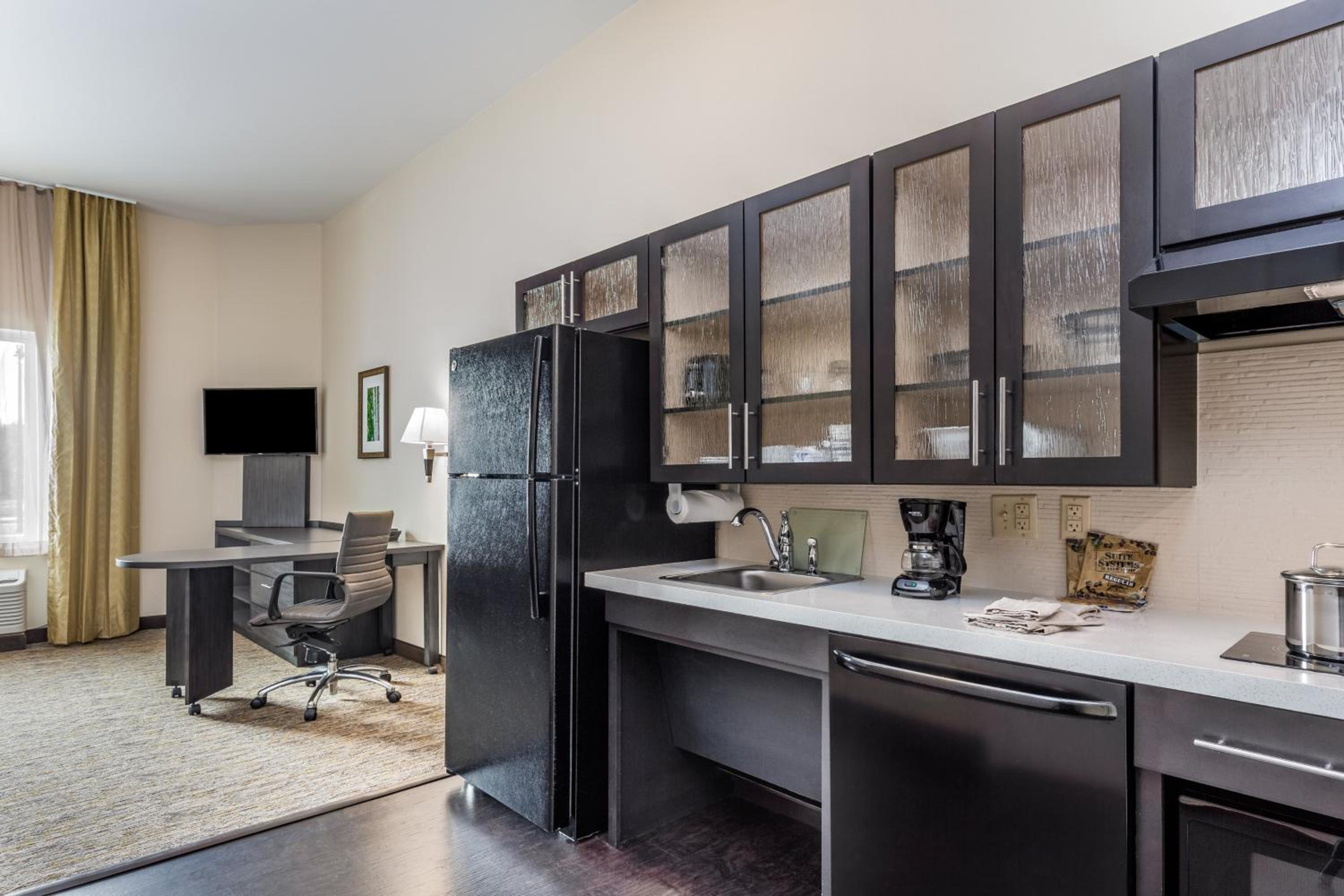 King Studio Suite with Bath Tub - Mobility Access photo 3