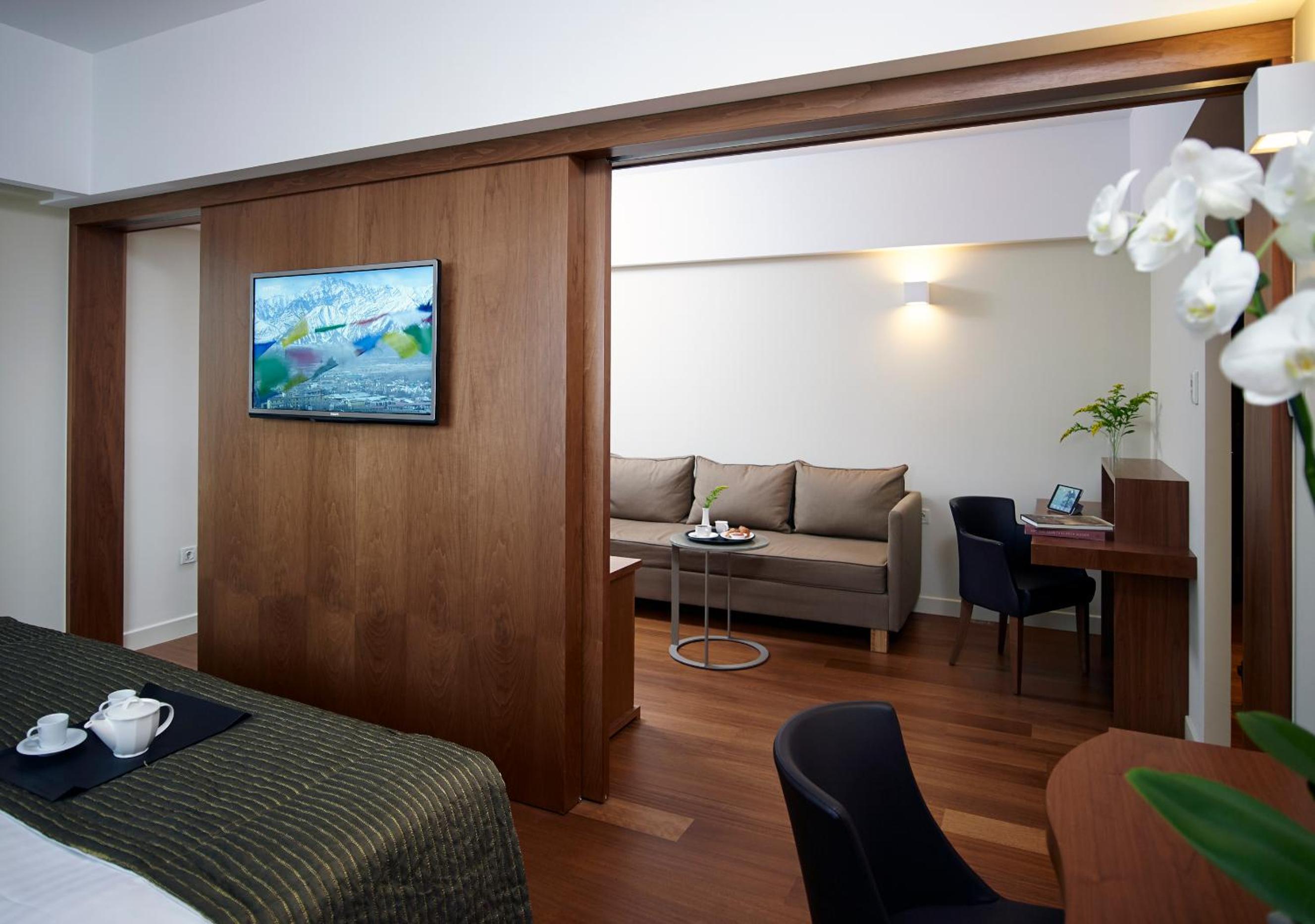 Executive Suite thumbnail 6