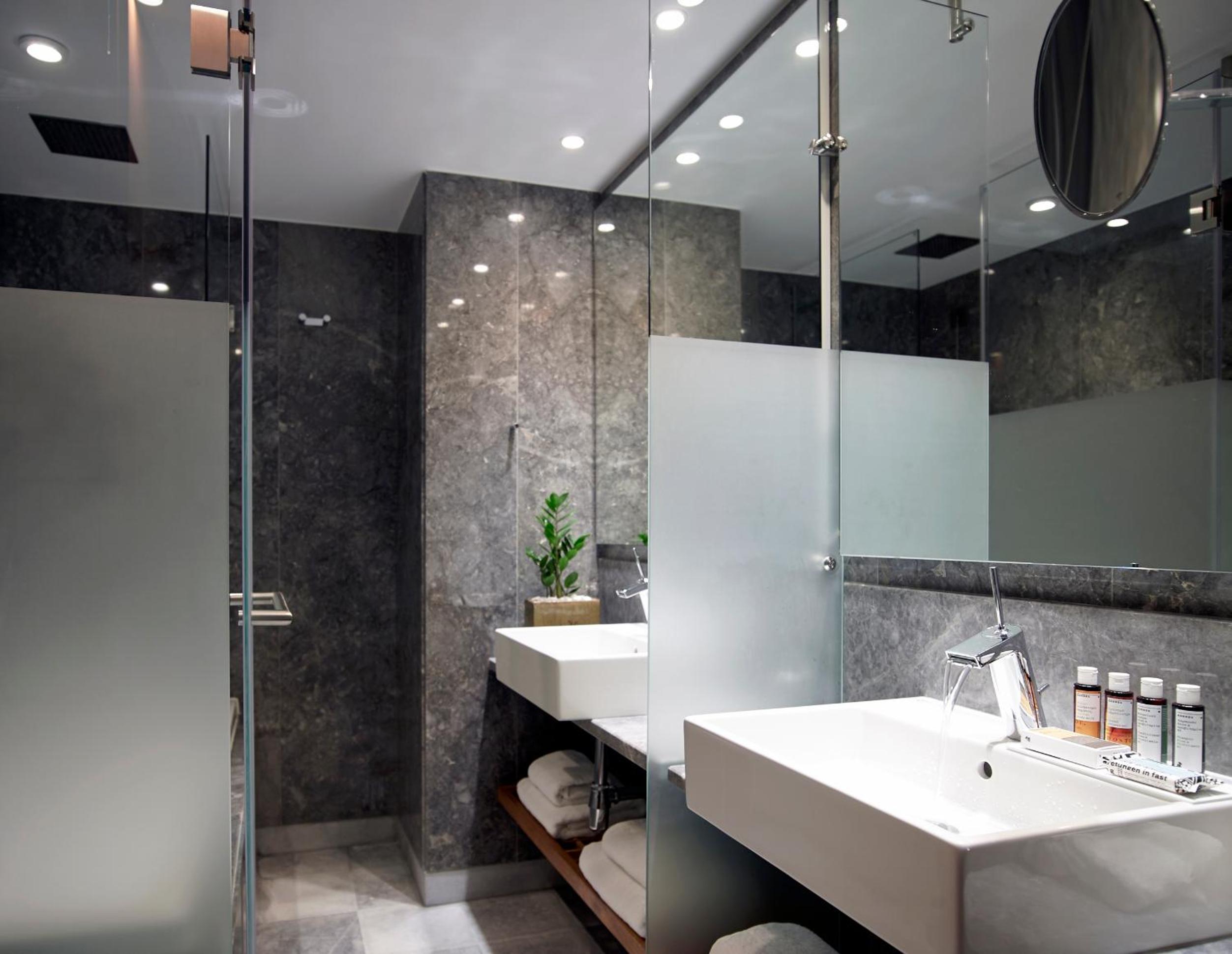 Superior Double or Twin Room thumbnail 6