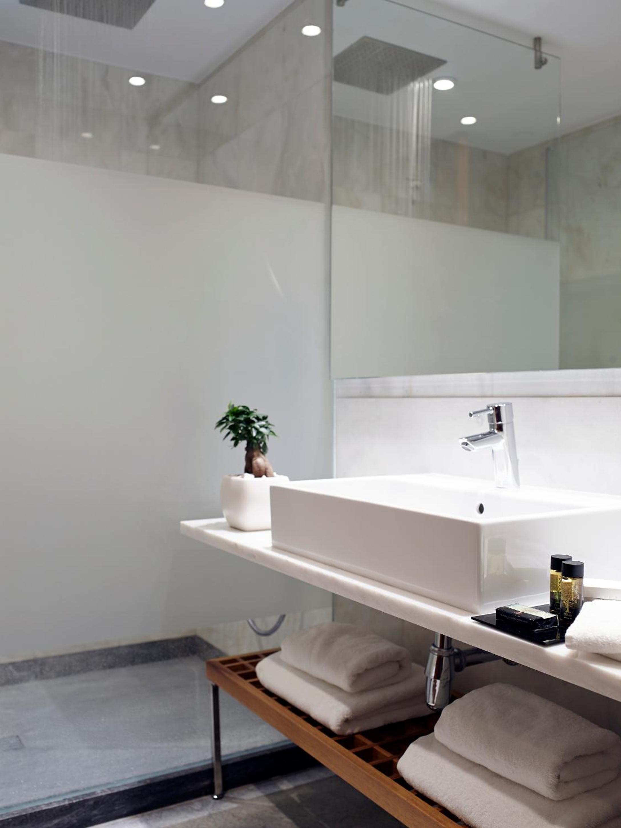Premium Triple Room thumbnail 6