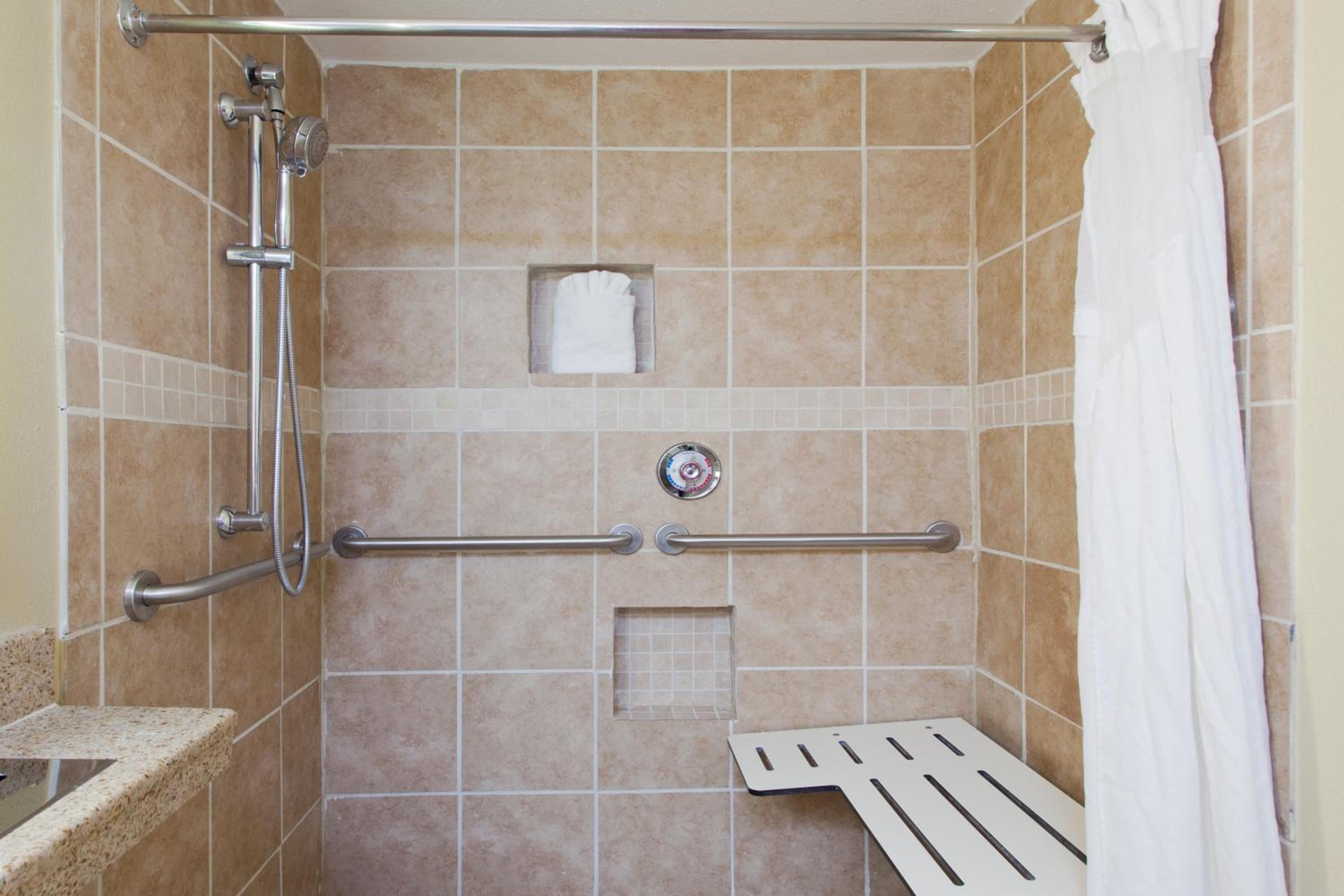 Standard King Room with Roll-In Shower - Communications Access - Photo 2