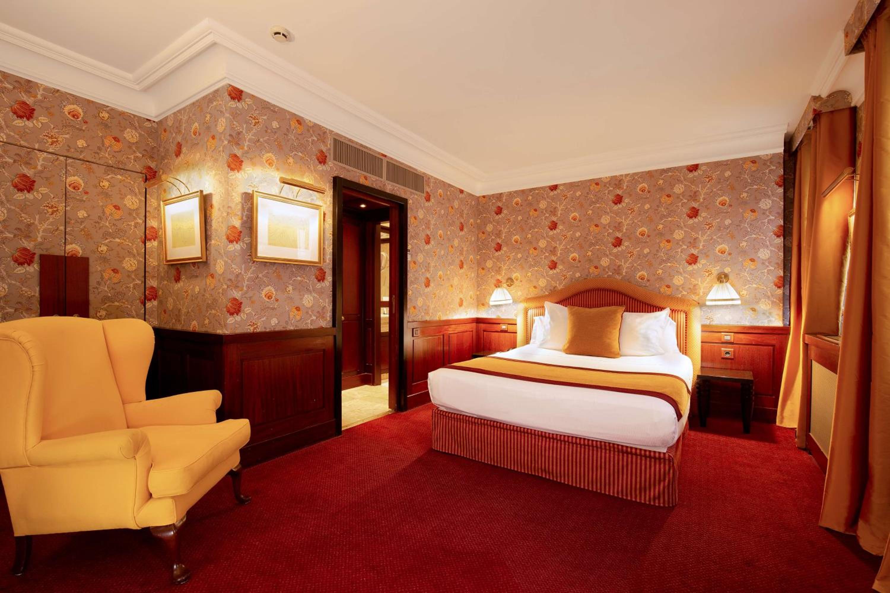 Comfort Queen Room - Photo 9