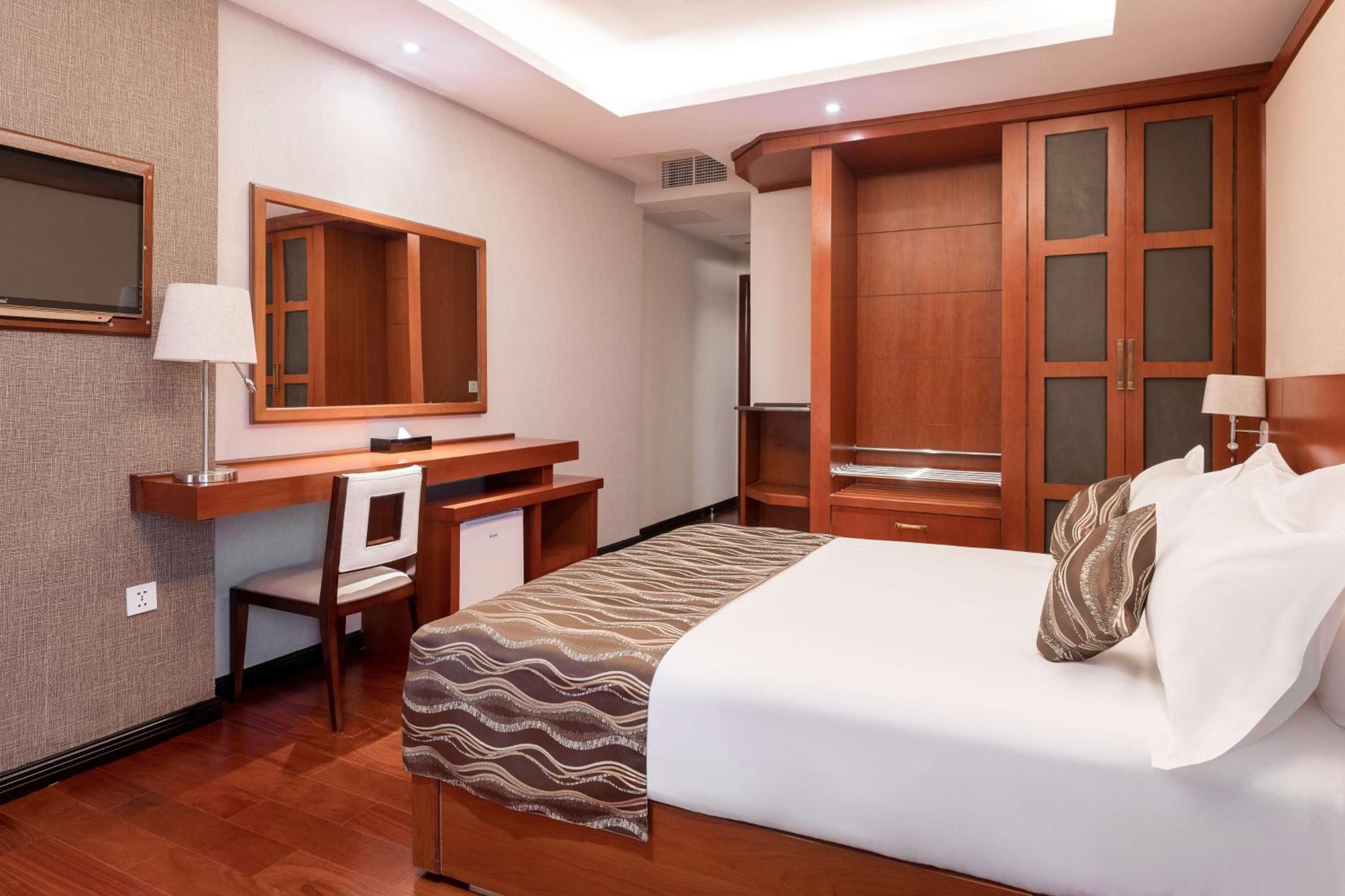 Deluxe Queen Room - Photo 3