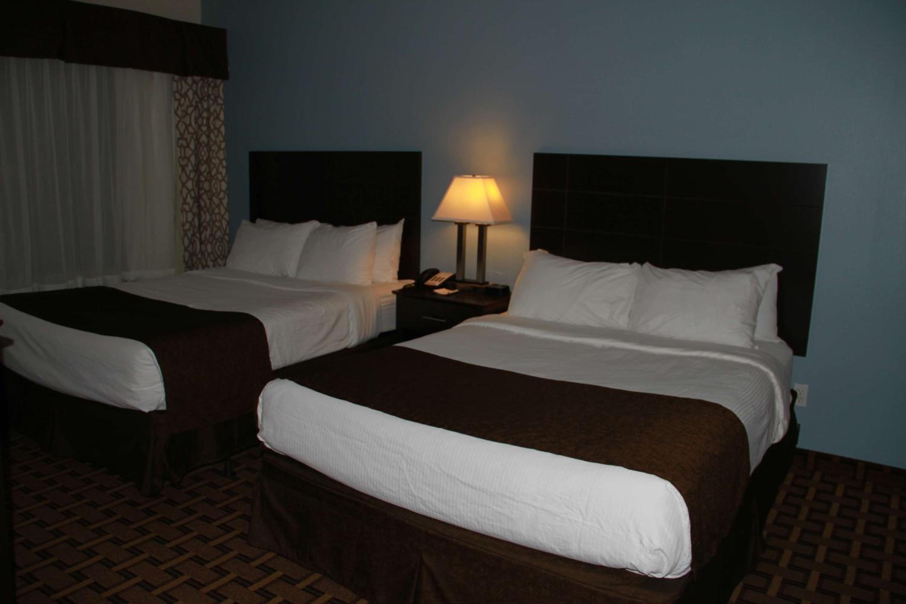 Queen Suite with Two Queen Beds - Non-Smoking - Photo 2