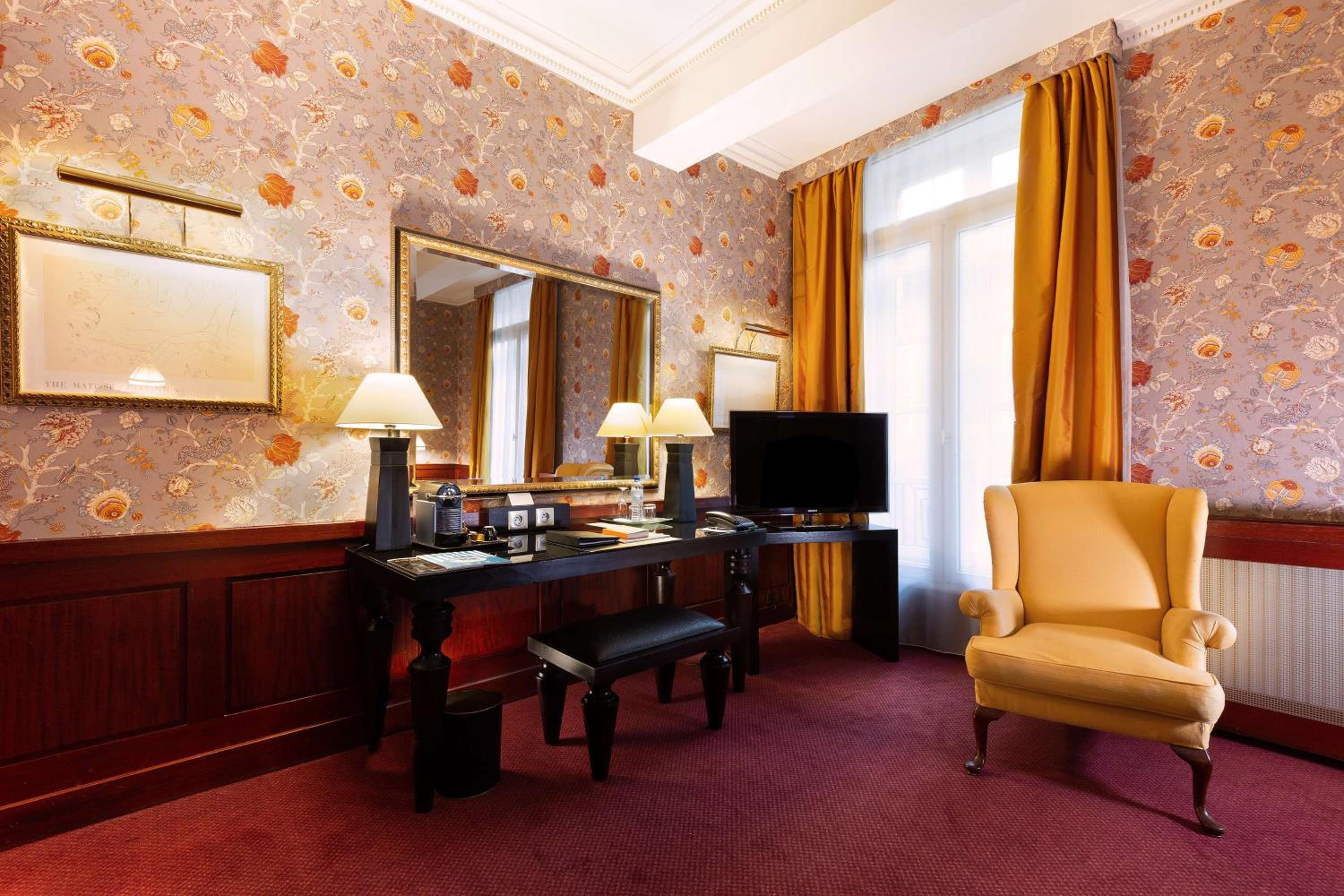 Deluxe Queen Room - Non-Smoking - Photo 4