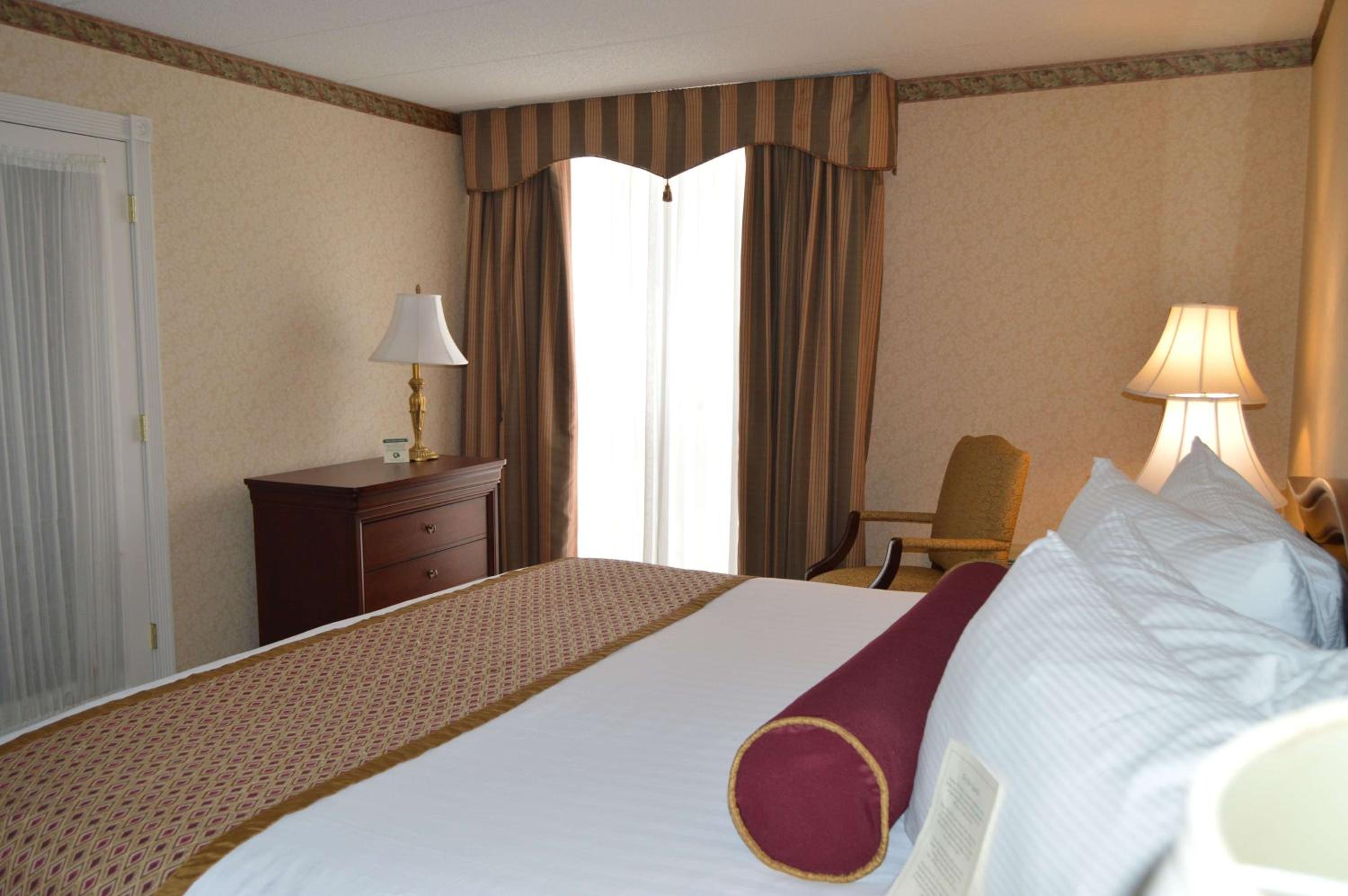 King Suite with Hot Tub - Non-Smoking photo 1