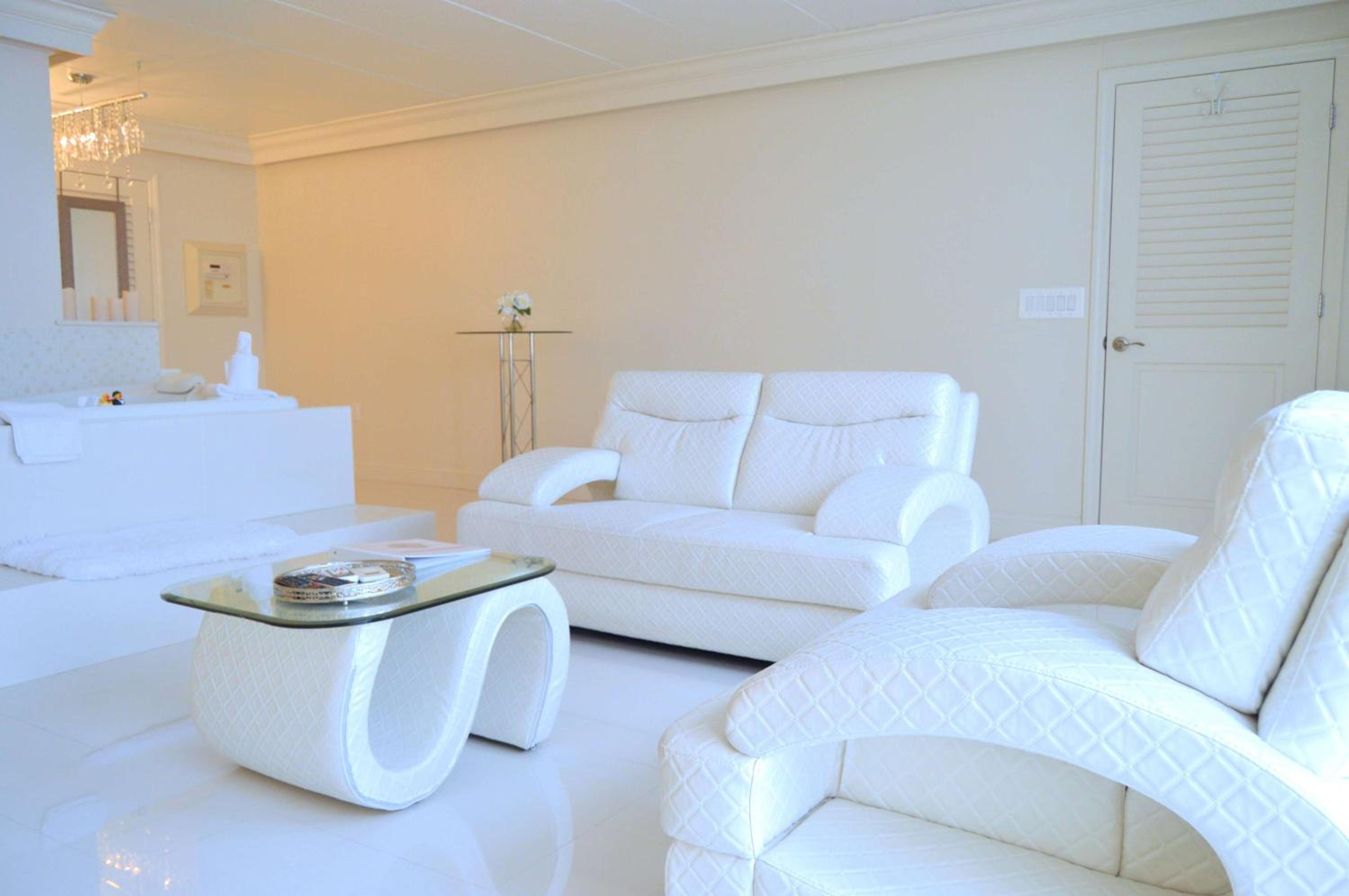 King Suite with Hot Tub and City View - Non-Smoking photo 3