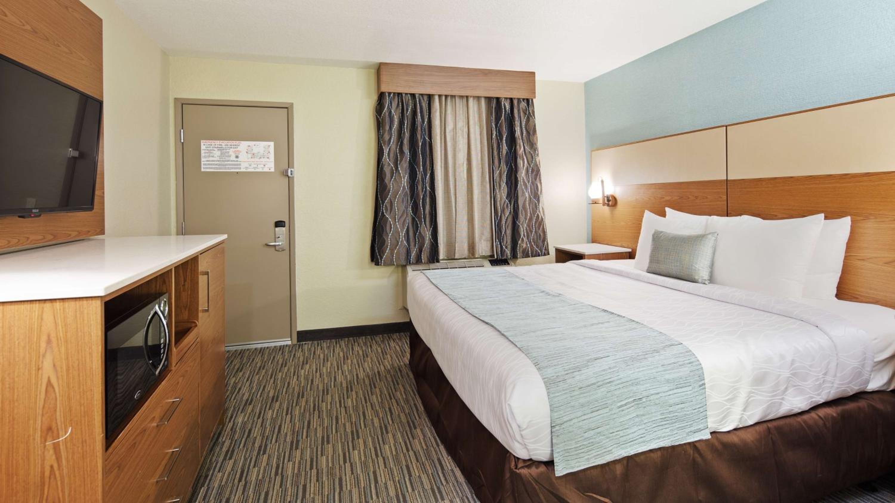 One-Bedroom King Suite with Full Kitchen and Sofa - Non-Smoking - Photo 4