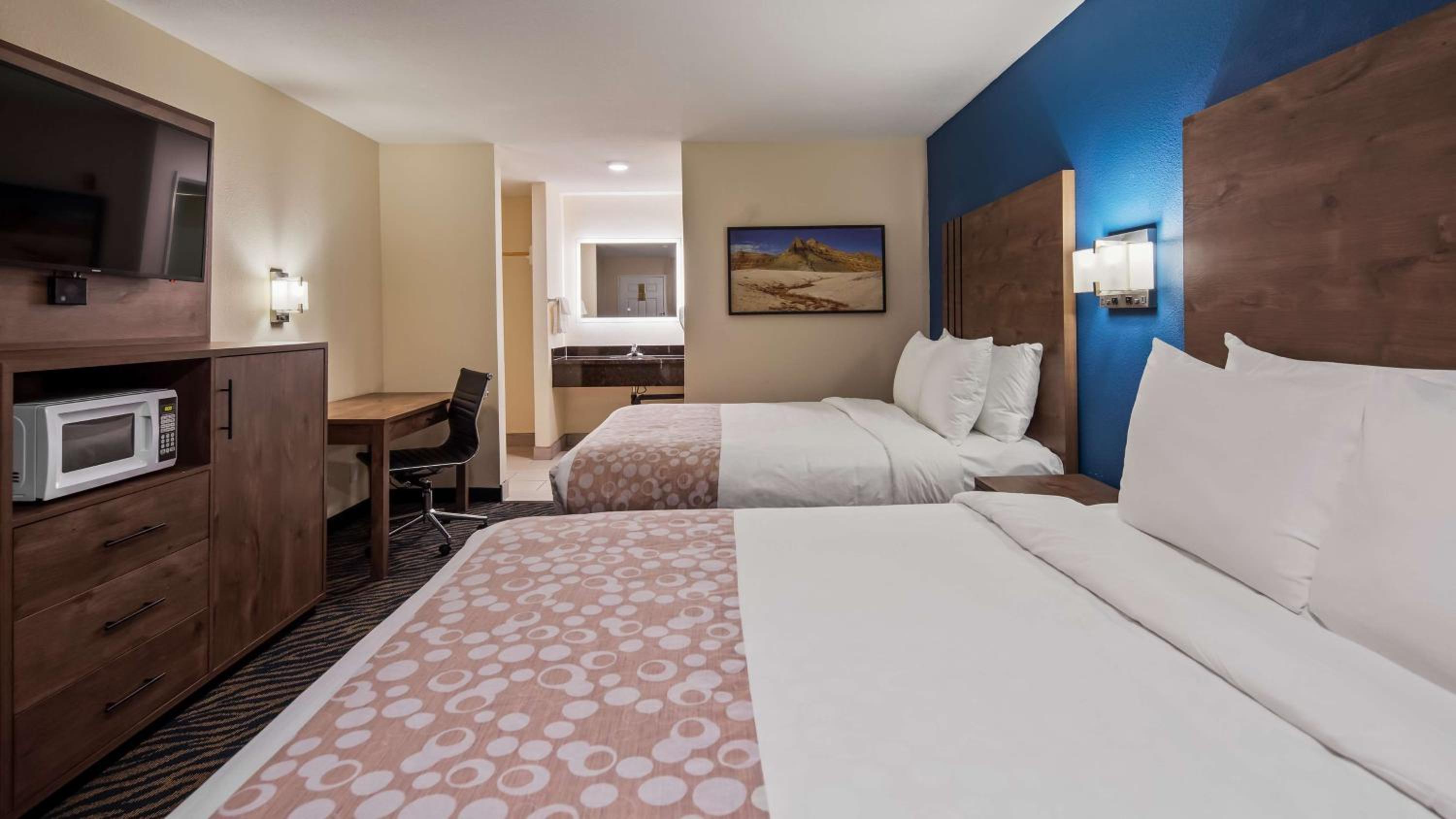 Queen Room With Two Queen Beds - Non-Smoking - Photo 12