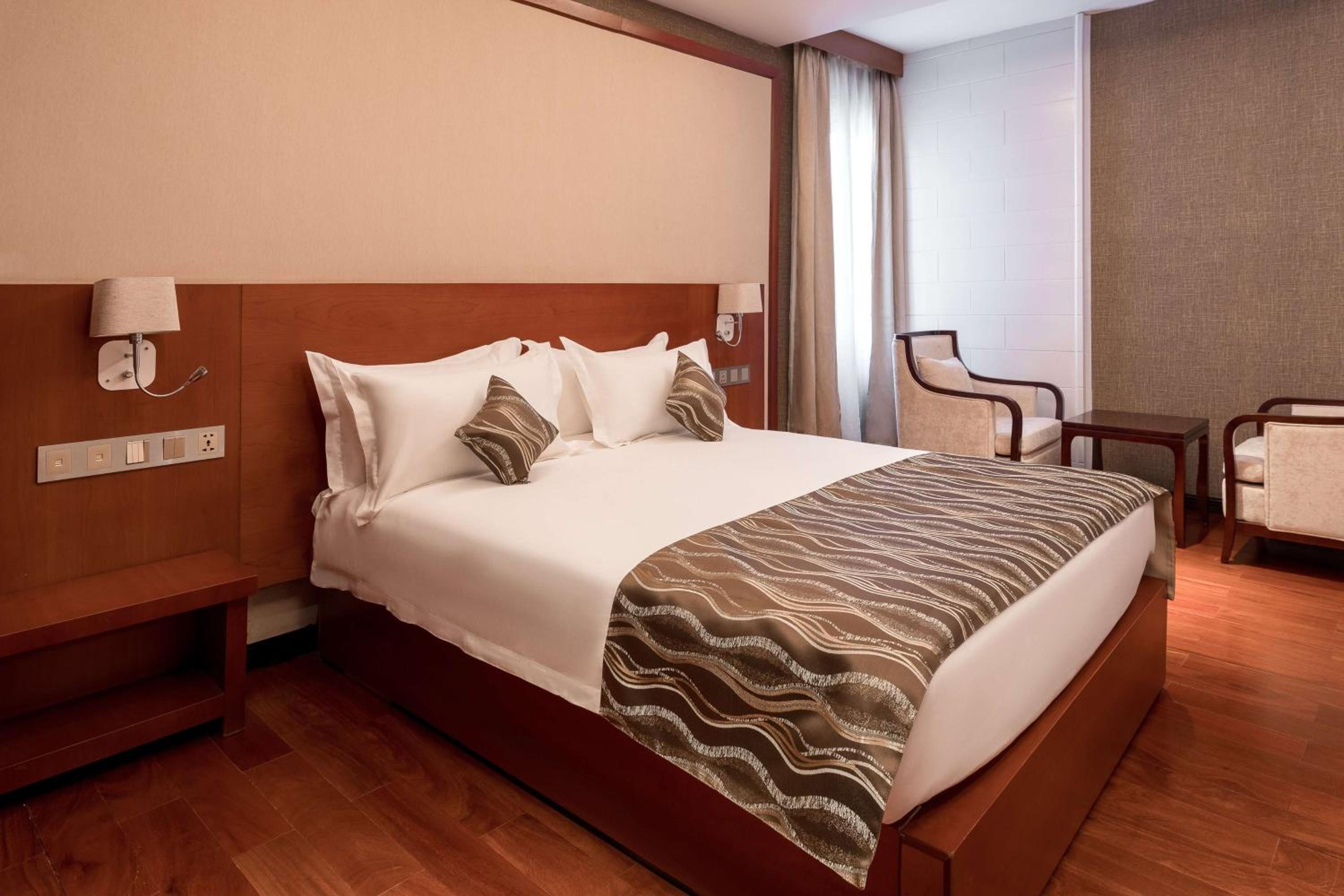 Deluxe Queen Room - Photo 4