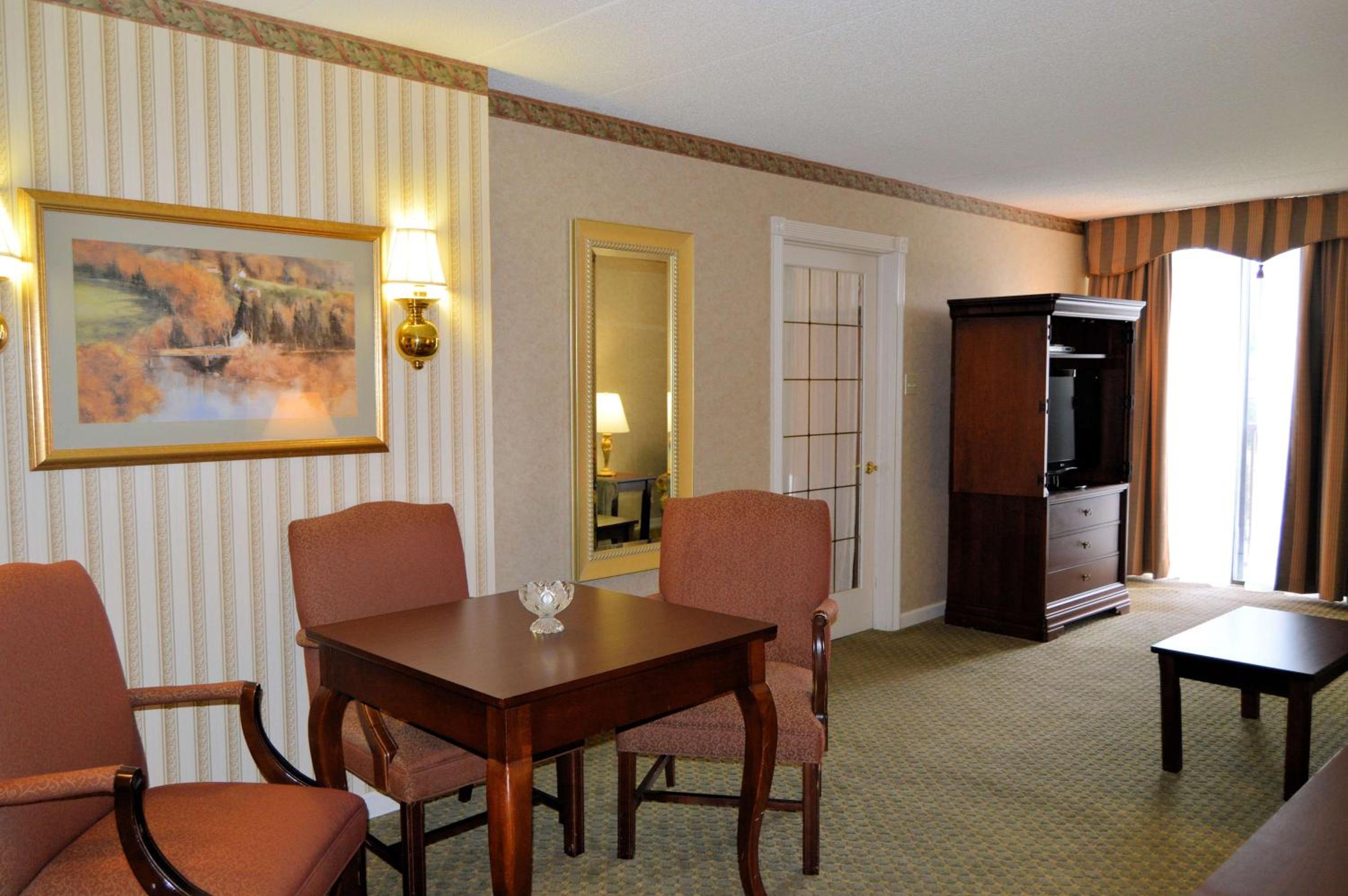 King Suite with Sofa Bed and Hot Tub - Non-Smoking photo 2