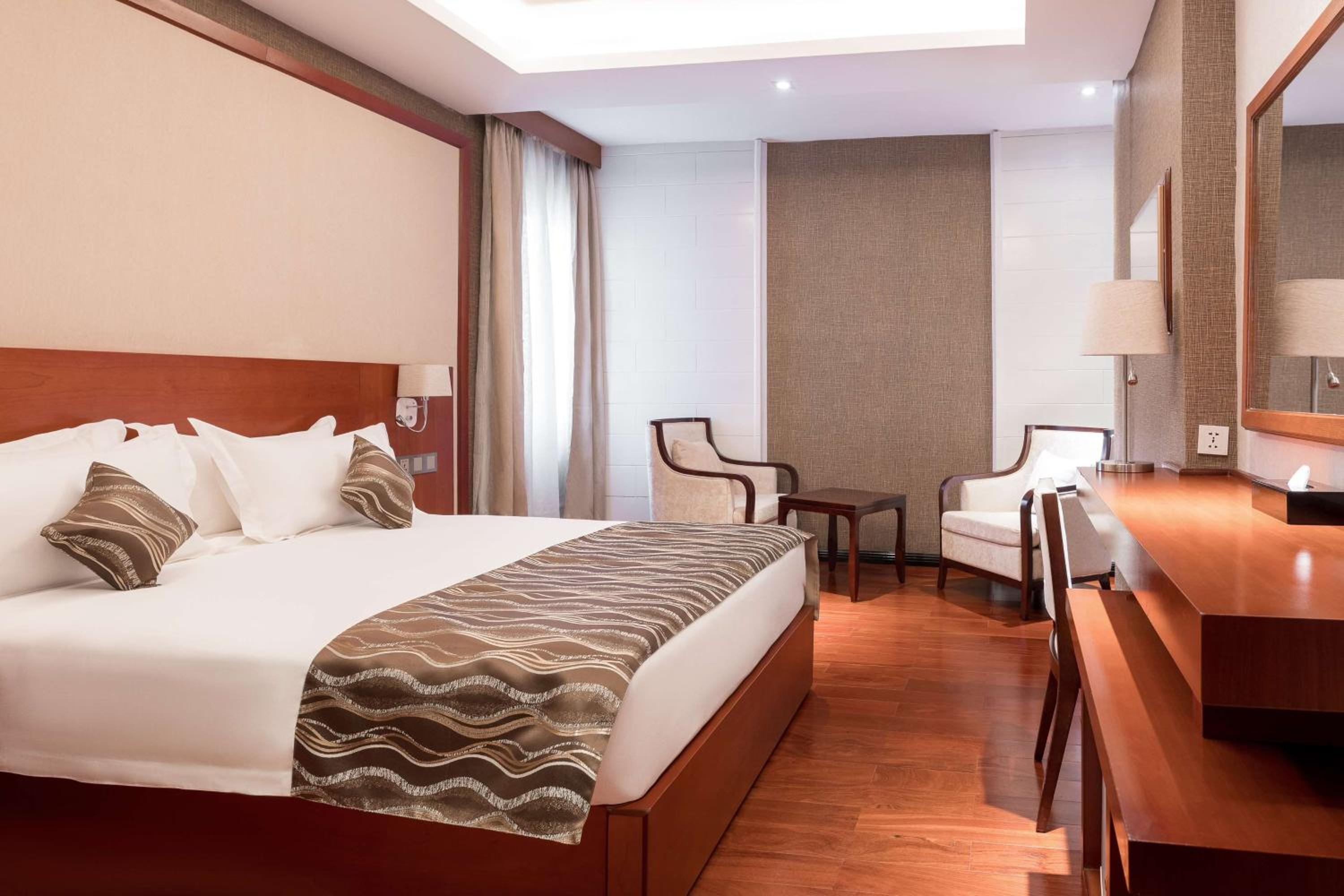 Deluxe Queen Room - Photo 2