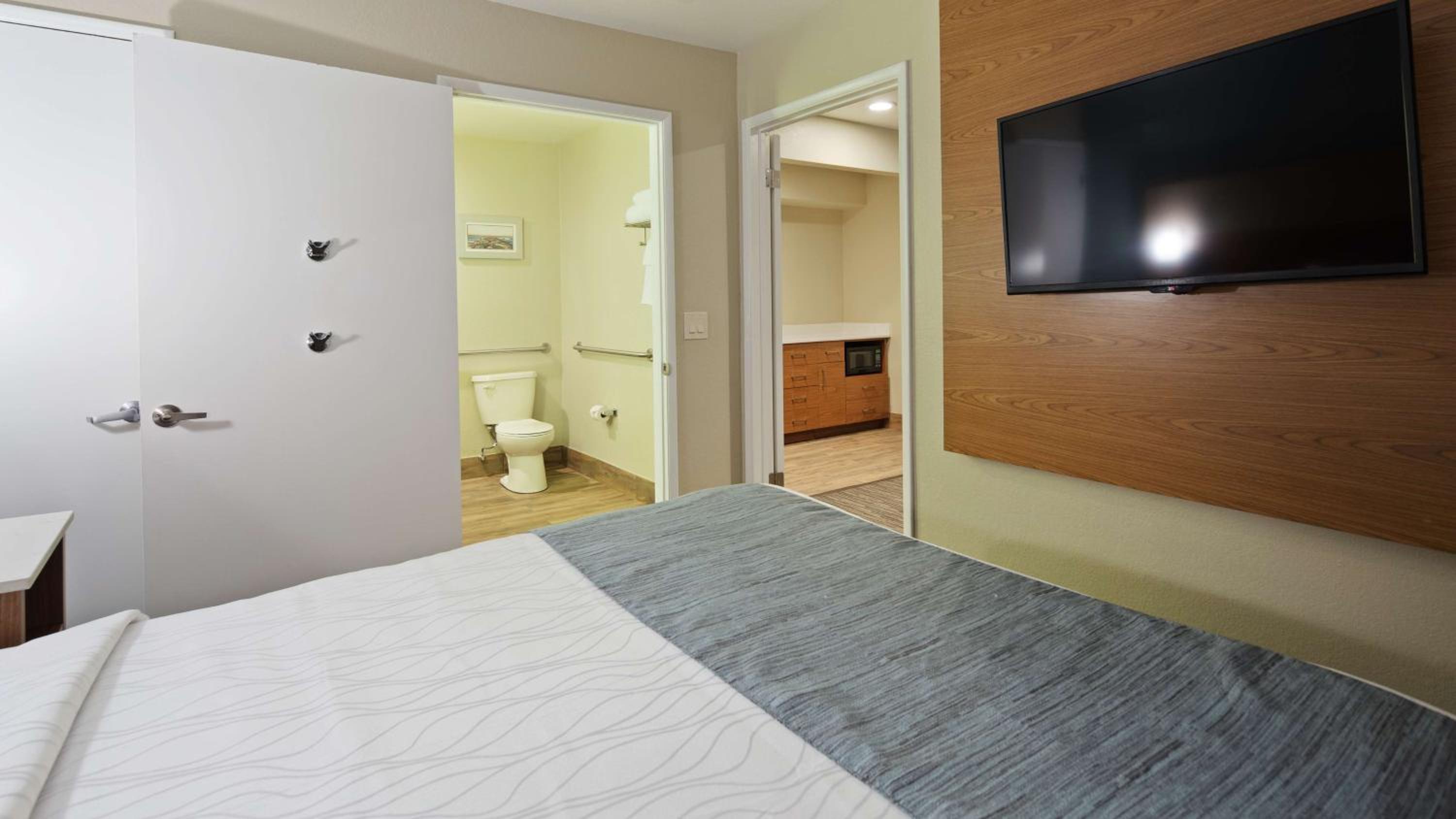 Queen Room with Roll-In Shower - Disability/Non-Smoking - Photo 2