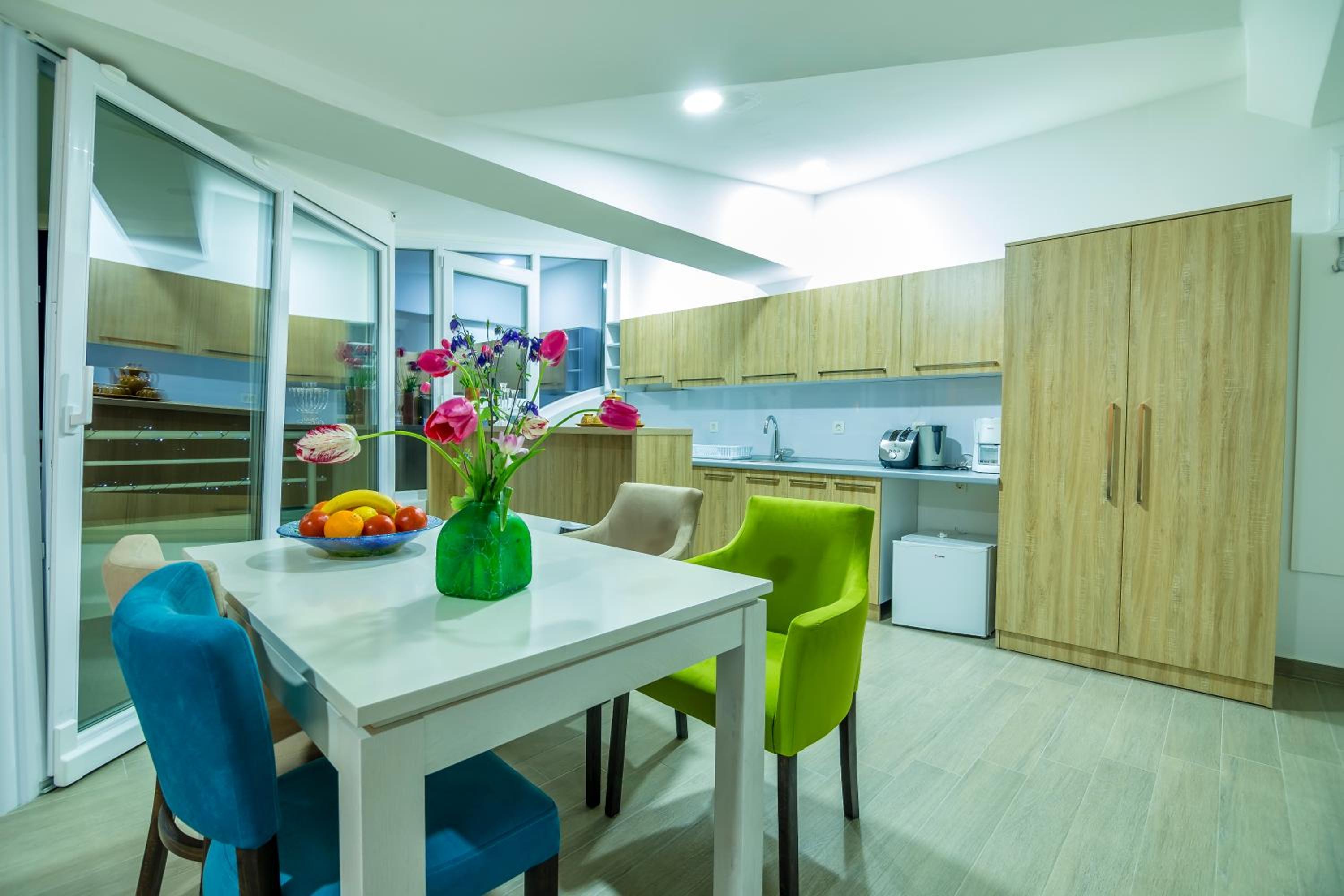 Apartment with Lake View - Top Floor - Photo 7