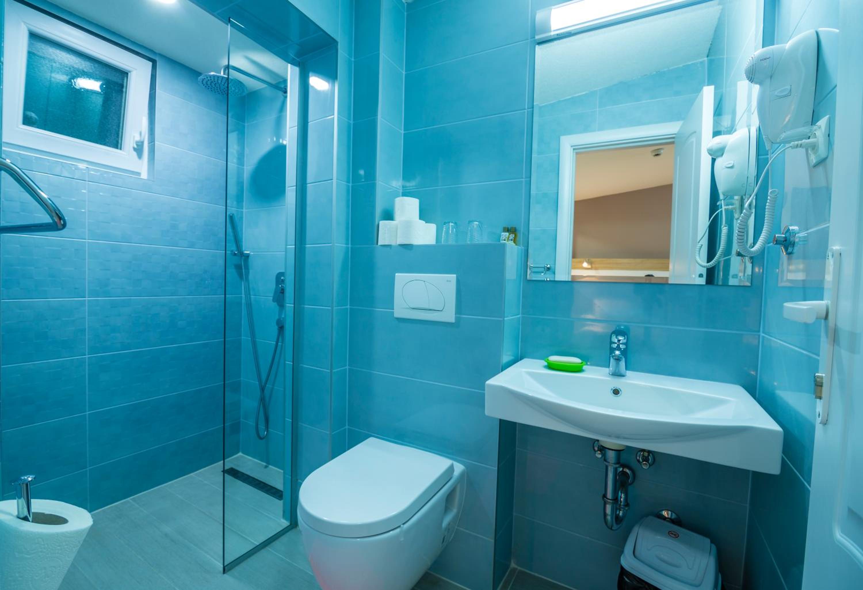 Twin Room with Lake View - Photo 5