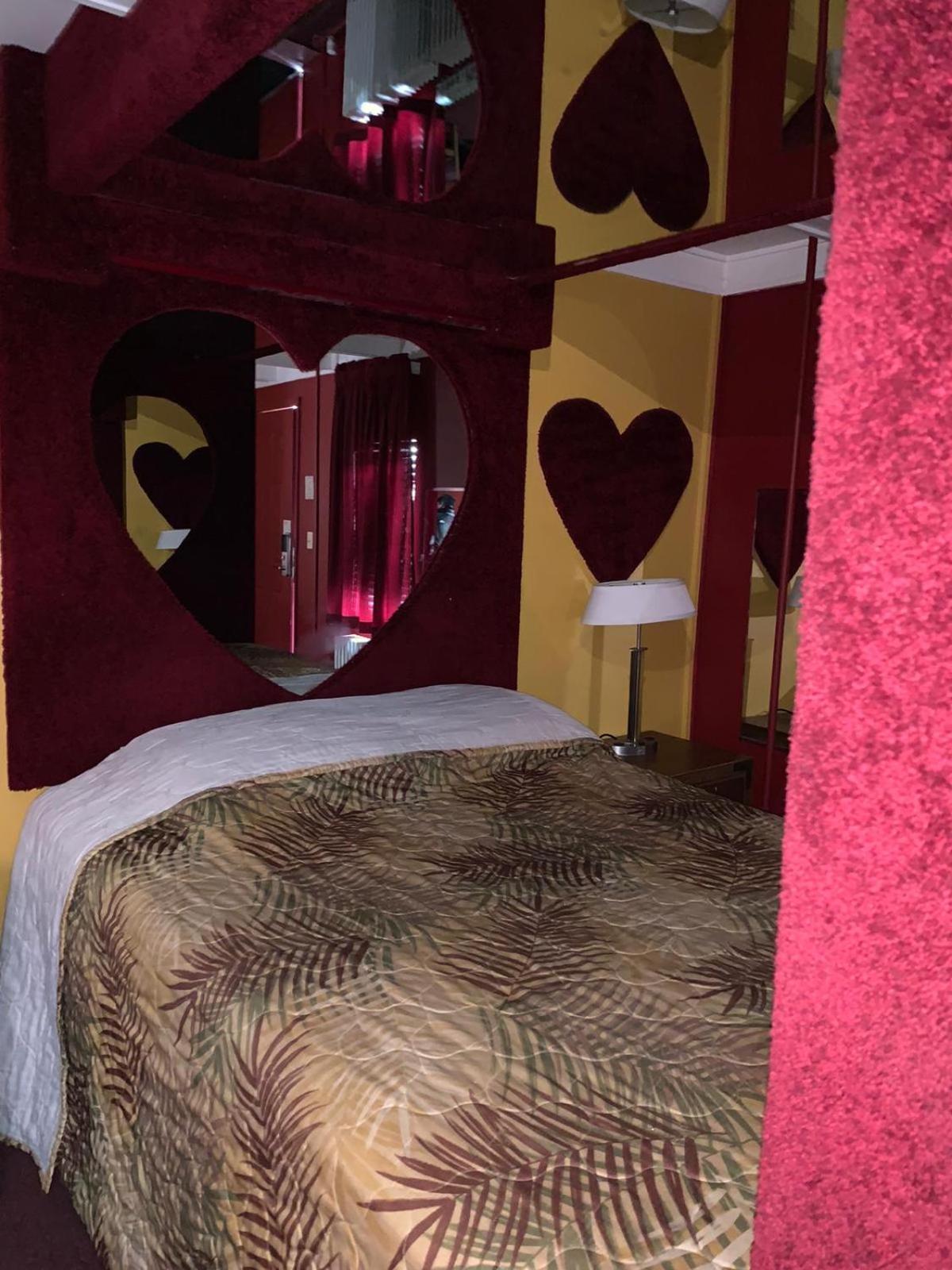 King Bed Non-Smoking - Photo 9