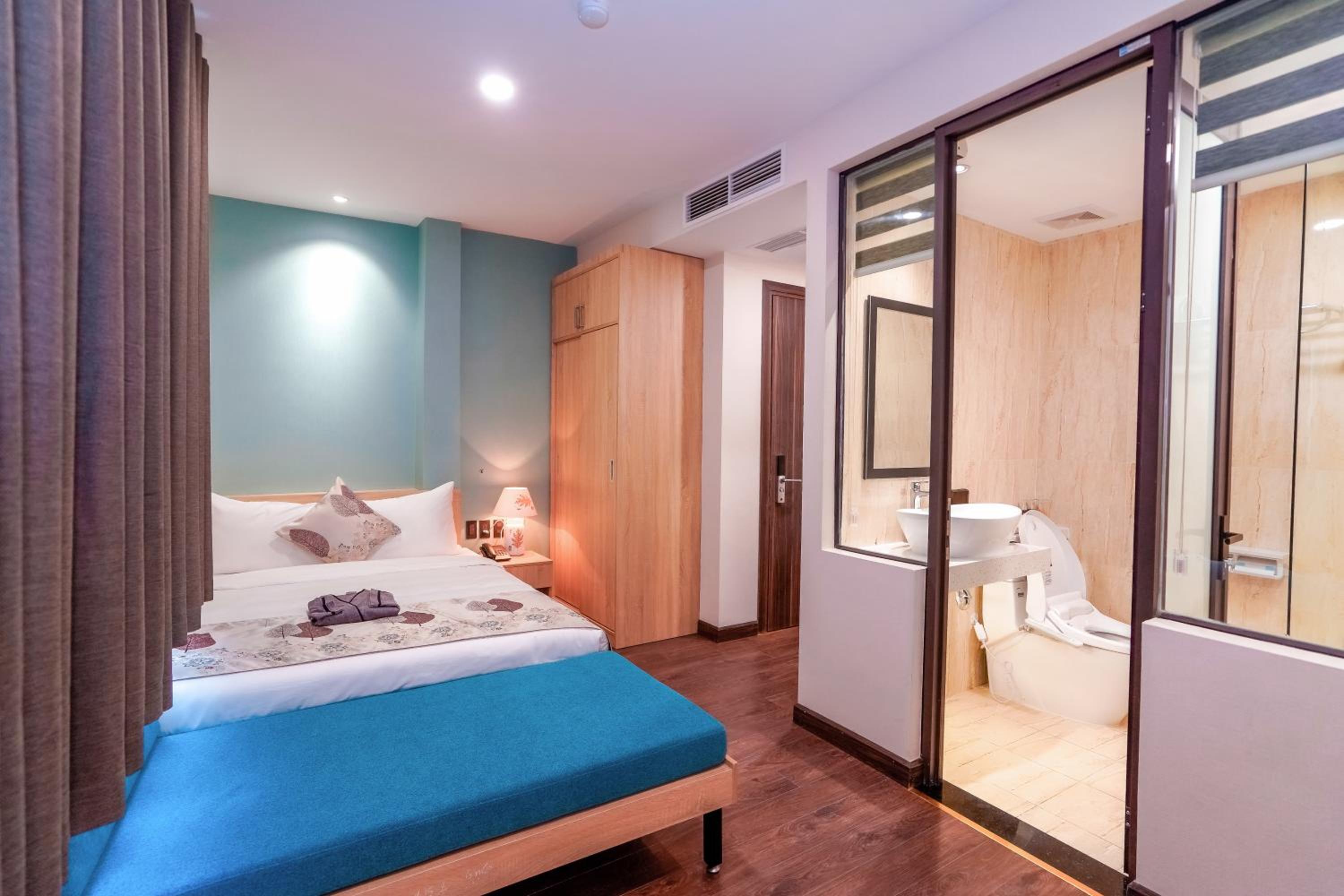 Suite - Photo 1