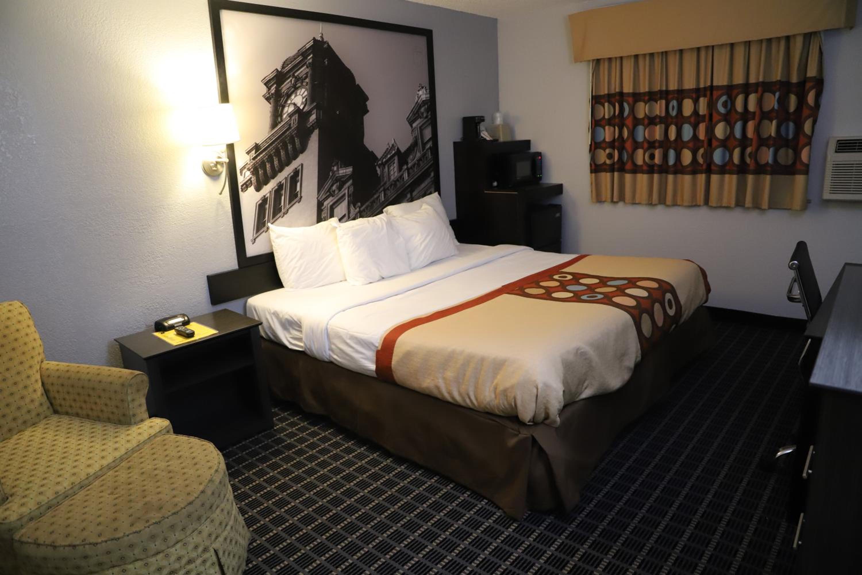 King Room - Non-Smoking - Photo 1