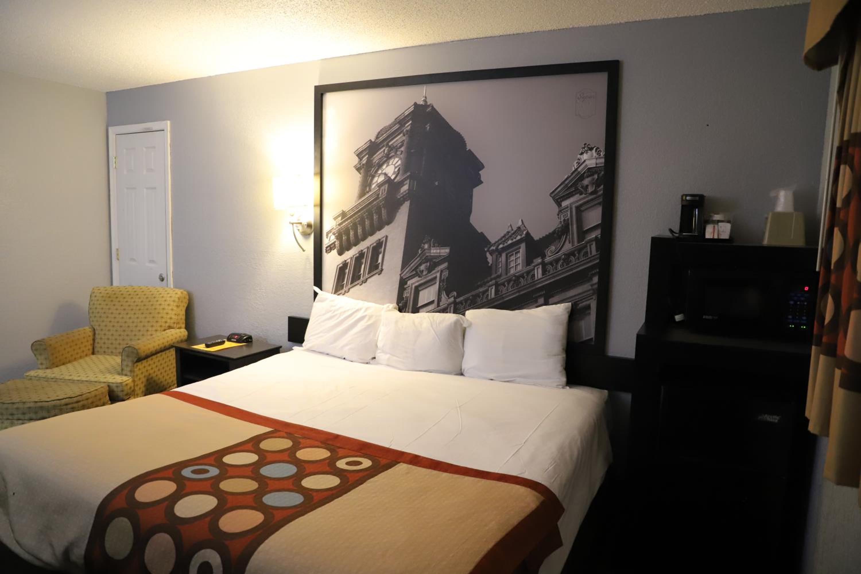King Room - Non-Smoking - Photo 2